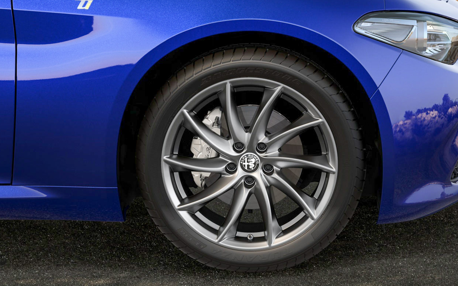 ダークタービンデザインを取り入れた18インチアルミホイール