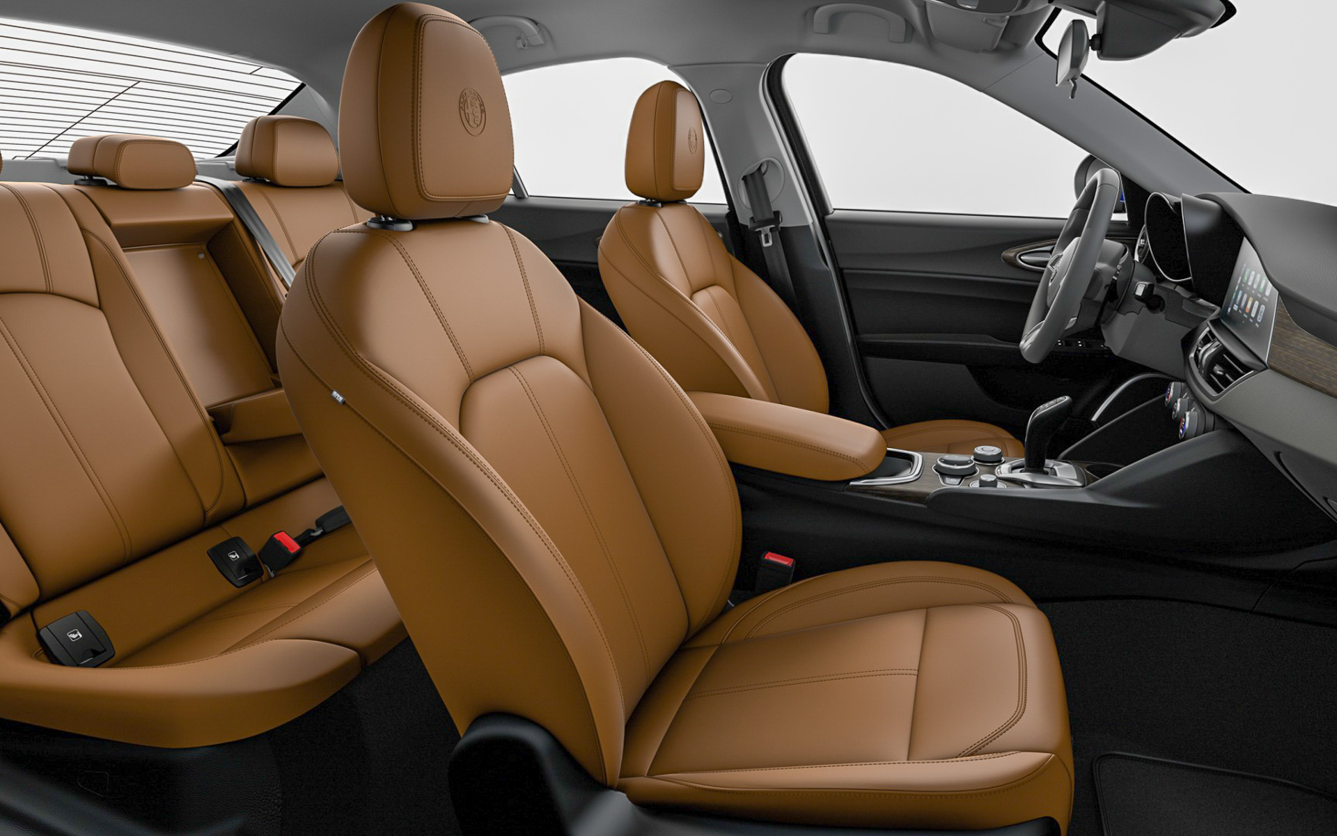 ナチュラルレザーシート（前席シートヒーター付、運転席シートメモリー付）を採用