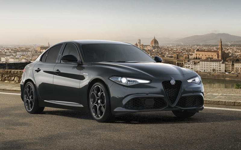 アルファロメオ　ジュリアTI　（Silver） アルファ・ロメオ・ジュリア」にシルバーでドレスアップした限定車