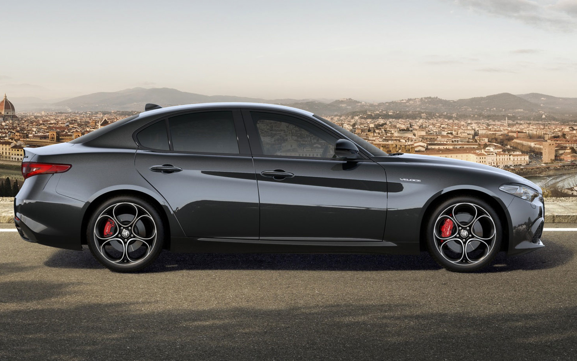 ヴェローチェにはブラックのフロントグリルやエクステリアミラーハウジング、ダークエキゾーストフィニッシャーが採用されている