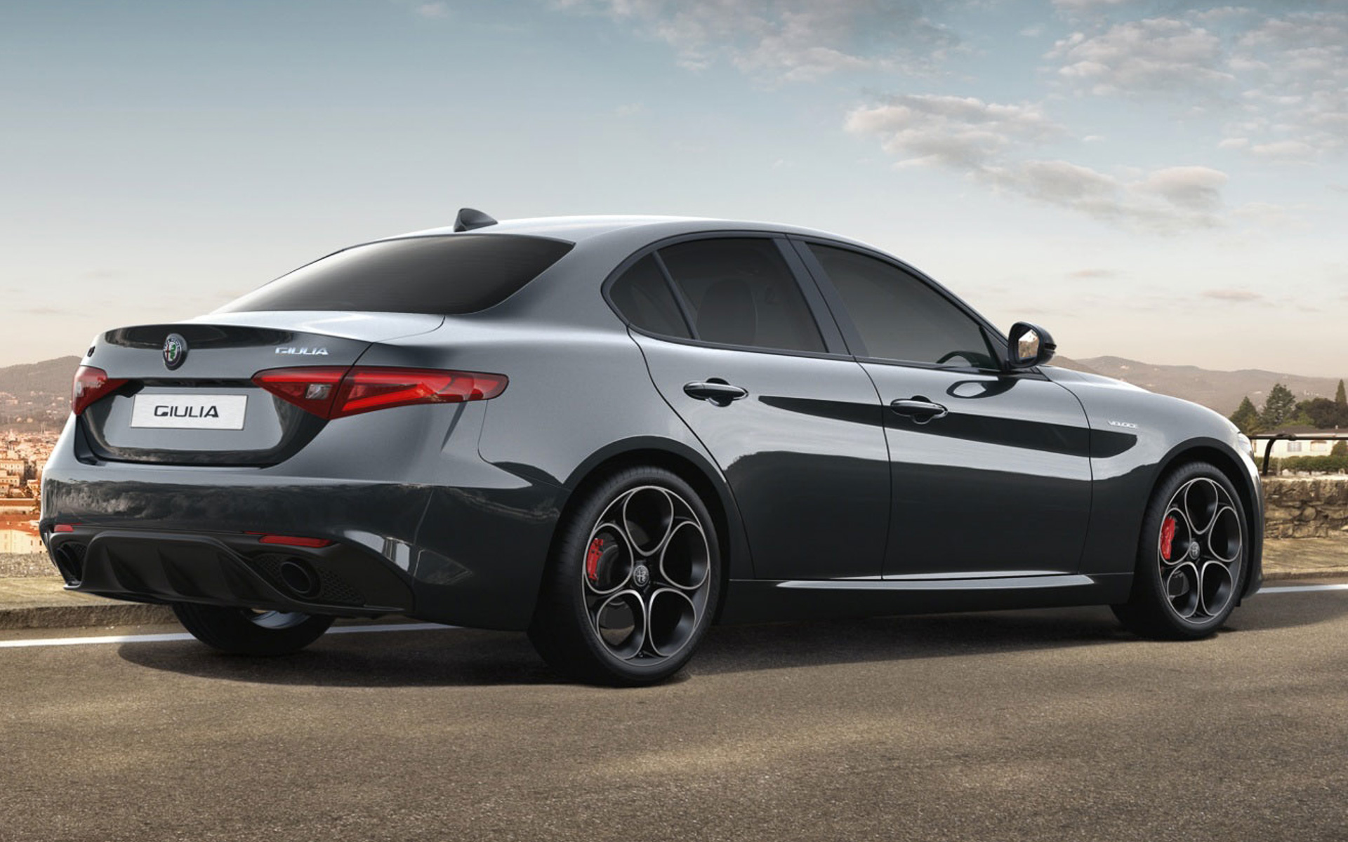 ヴェローチェにはブラックのフロントグリルやエクステリアミラーハウジング、ダークエキゾーストフィニッシャーが採用されている