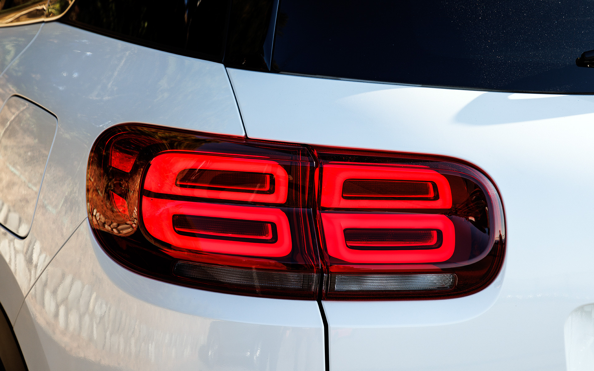 足下は18インチアロイホイールにミシュラン「プライマシー4」（225/55R18）をセット。足まわりには“ハイドロニューマチック”の現代的解釈とされるPHC（プログレッシブ・ハイドローリック・クッション）を採用し、サスペンションが小さく細かく動く状況や、うねりを超えるようなサスペンションのストロークスピードが低い状況では減衰力が小さく非常にソフトな“ゆるフワ”な乗り心地を提供。バッテリ充電は200V普通充電のみに対応し、3kWで約5時間、6kWで約2.5時間で満充電になる