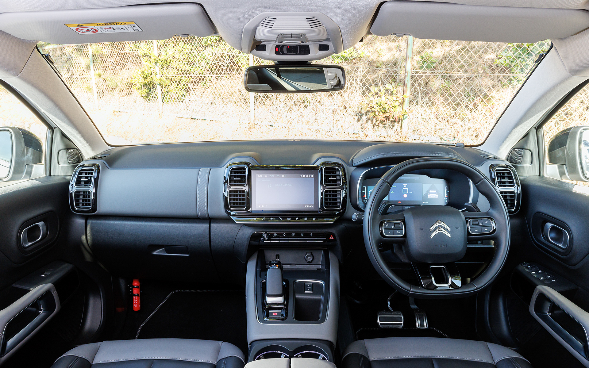 室内では12.3インチデジタルインストルメントパネルのフルデジタルメーター、ダッシュボード中央に8インチタッチスクリーンが配されるとともに、定評あるアドバンストコンフォートシートにナッパレザーを標準採用。リアシートはそれぞれの乗員が等しく同じ優れた快適性を享受できるよう、独立3座としている