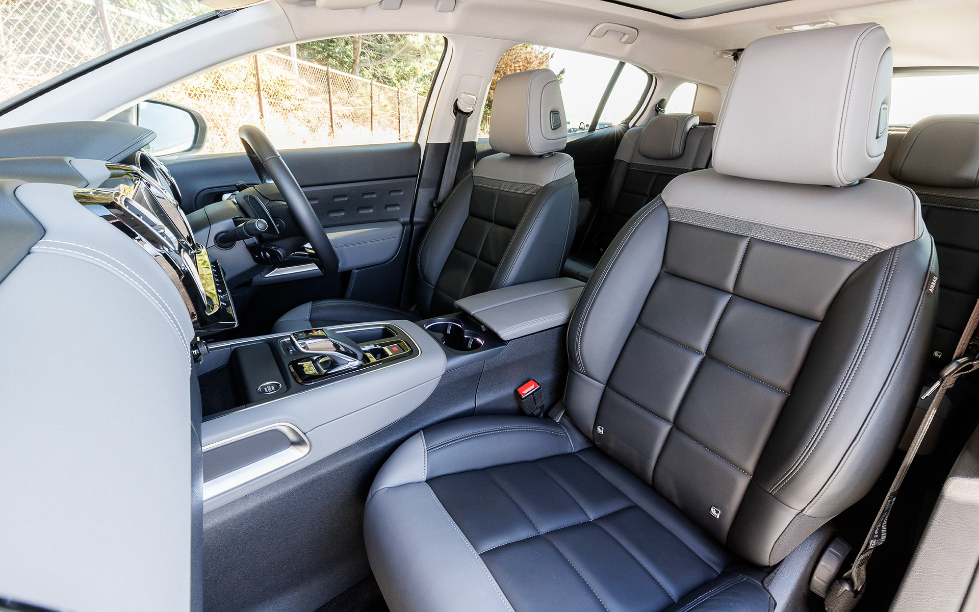 室内では12.3インチデジタルインストルメントパネルのフルデジタルメーター、ダッシュボード中央に8インチタッチスクリーンが配されるとともに、定評あるアドバンストコンフォートシートにナッパレザーを標準採用。リアシートはそれぞれの乗員が等しく同じ優れた快適性を享受できるよう、独立3座としている