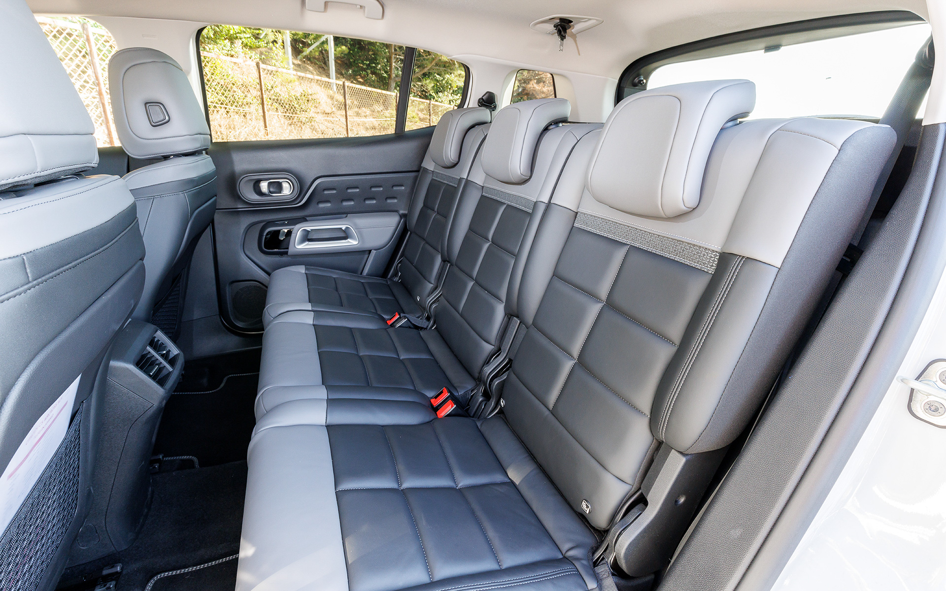 室内では12.3インチデジタルインストルメントパネルのフルデジタルメーター、ダッシュボード中央に8インチタッチスクリーンが配されるとともに、定評あるアドバンストコンフォートシートにナッパレザーを標準採用。リアシートはそれぞれの乗員が等しく同じ優れた快適性を享受できるよう、独立3座としている