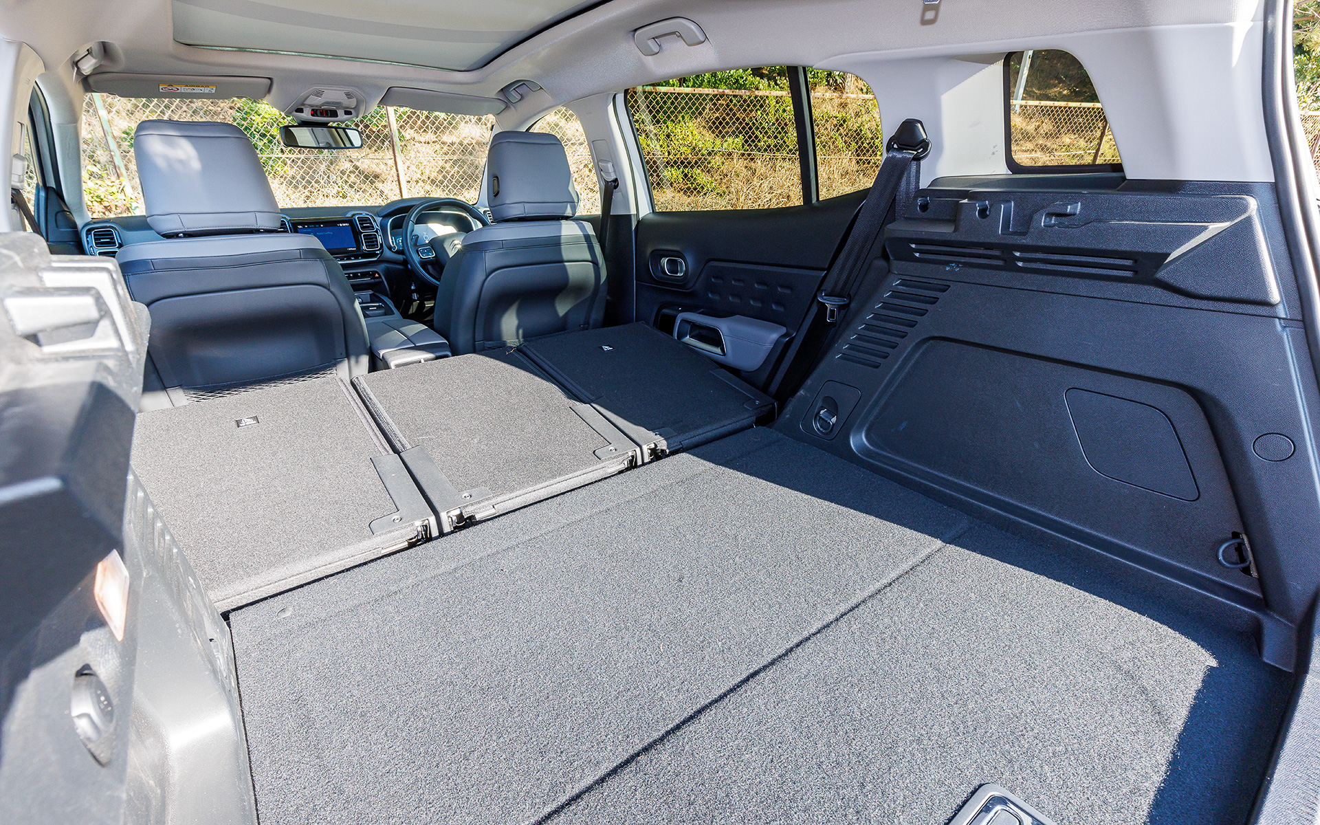 駆動用のリチウムイオンバッテリはリアシート下に配置し、後席の居住スペースとラゲッジスペースは純内燃機関仕様と実用上ほぼ変わらないという