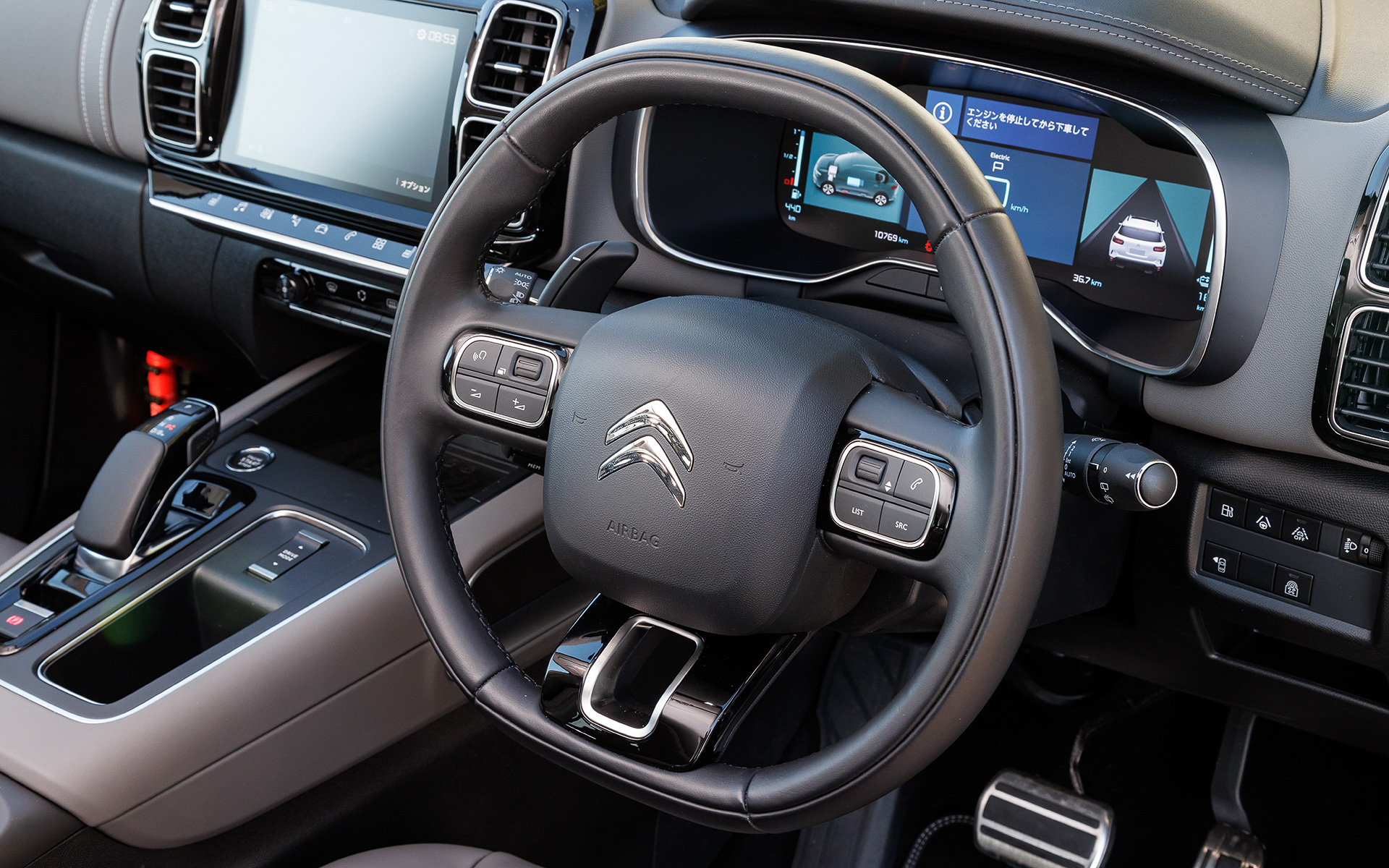 走行モードは純EVとしての走行が可能なエレクトリックモードをデフォルトとし、エンジンとモーターが運転状況によって自動的に切り替わる「ハイブリッドモード」、シフトアップタイミングを遅らせてエンジンの出力を引き出し、アクセルレスポンス、ギヤシフトタイミング、ステアリングの操舵力が重めになるなどスポーツ走行向けに統合制御する「スポーツモード」を備える。インストルメントパネルには専用の機能として電気による駆動、エンジンによる駆動、回生エネルギーなどといったエネルギーフローを可視化するモードが追加される