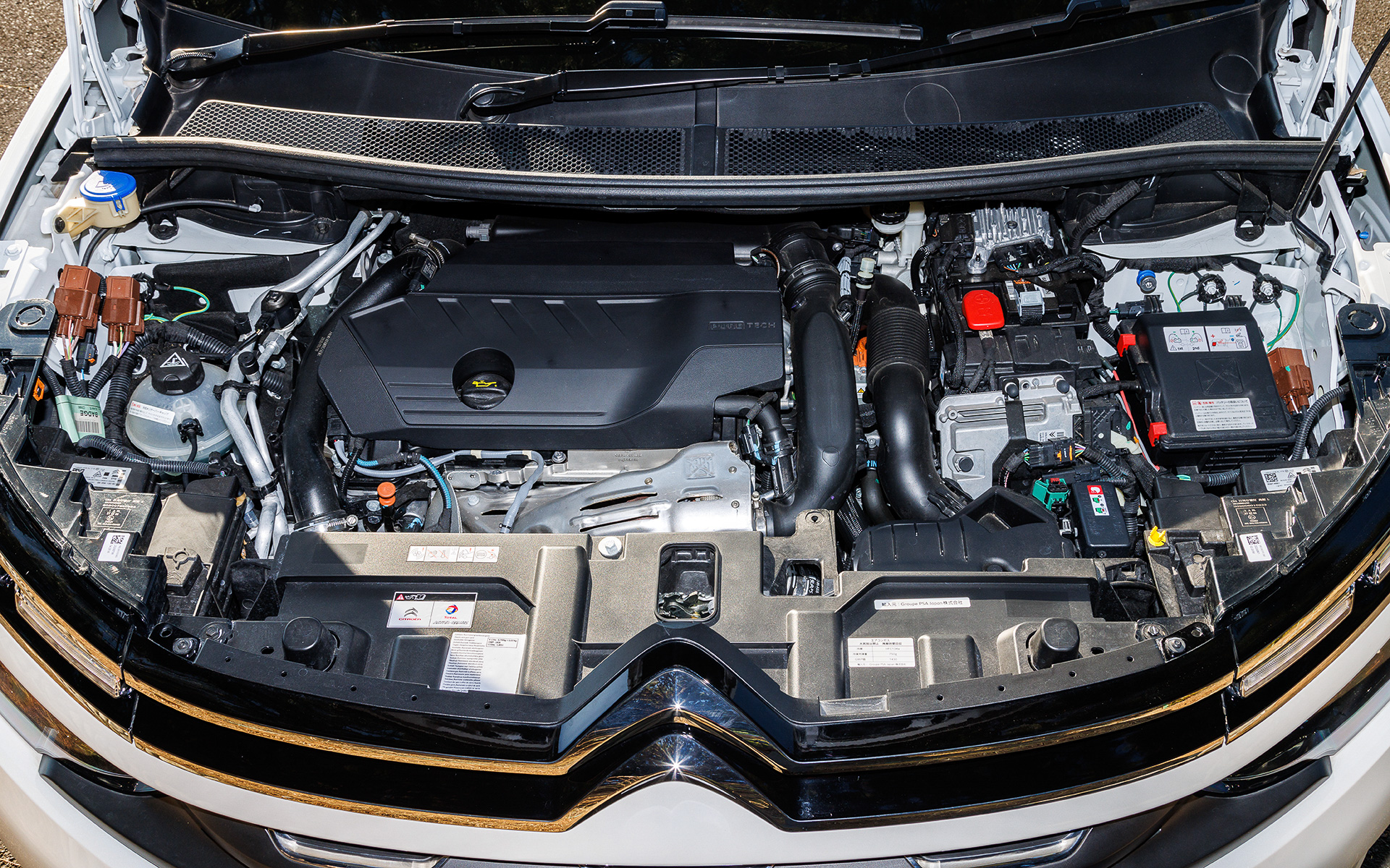 パワートレーンは最高出力133kW（180PS）/6000rpm、最大トルク300Nm/3000rpmの直列4気筒DOHC 1.6リッターターボエンジンをベースに81kW（110PS）/2500rpm、320Nm/500-2500rpmの電動モーターを搭載し、システムトータル出力として225PS/360Nm（フランス本社公称値）を発生