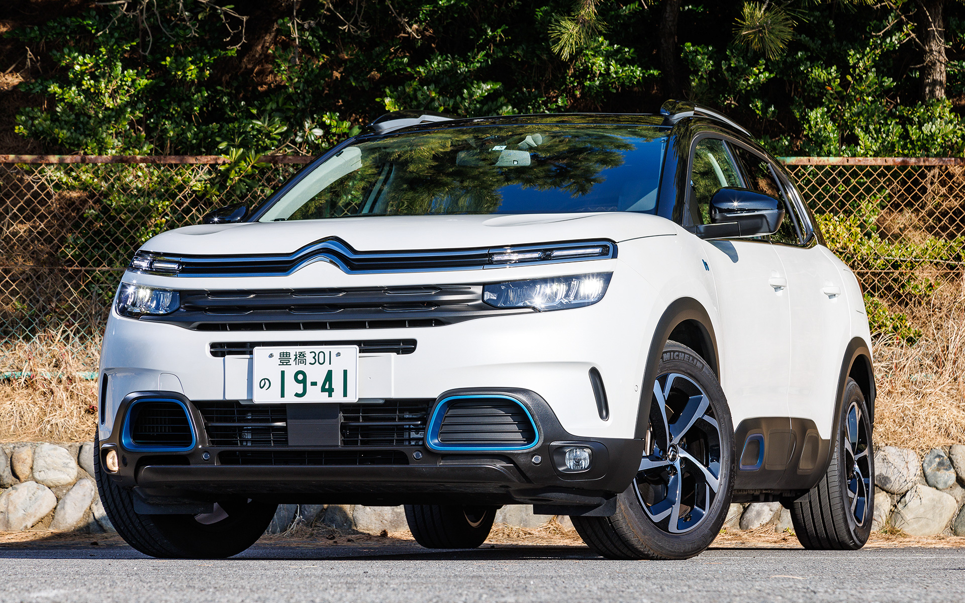 今回試乗したのは2021年6月に発売されたシトロエン初のプラグインハイブリッドモデル「C5 エアクロス SUV プラグインハイブリッド」（571万2000円）。ボディサイズは4500×1850×1710mm（全長×全幅×全高）。ホイールベースは2730mm。車両重量は1860kg