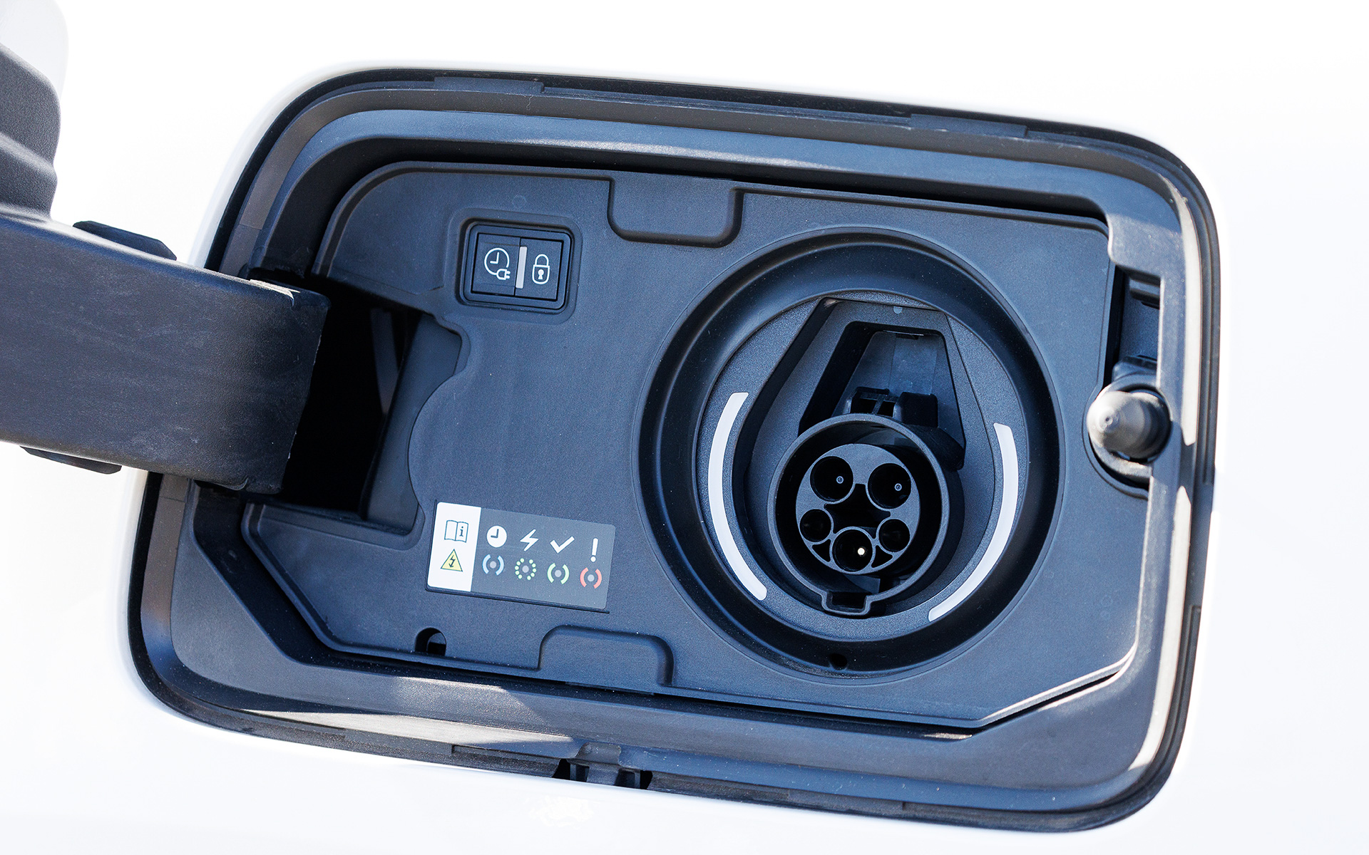 足下は18インチアロイホイールにミシュラン「プライマシー4」（225/55R18）をセット。足まわりには“ハイドロニューマチック”の現代的解釈とされるPHC（プログレッシブ・ハイドローリック・クッション）を採用し、サスペンションが小さく細かく動く状況や、うねりを超えるようなサスペンションのストロークスピードが低い状況では減衰力が小さく非常にソフトな“ゆるフワ”な乗り心地を提供。バッテリ充電は200V普通充電のみに対応し、3kWで約5時間、6kWで約2.5時間で満充電になる