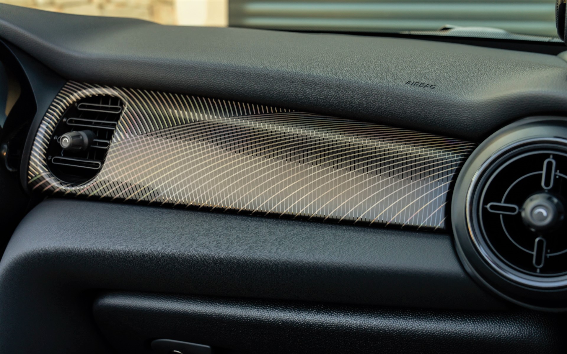 車内のフロントパネルにはボンネットと同じくラインが描かれる