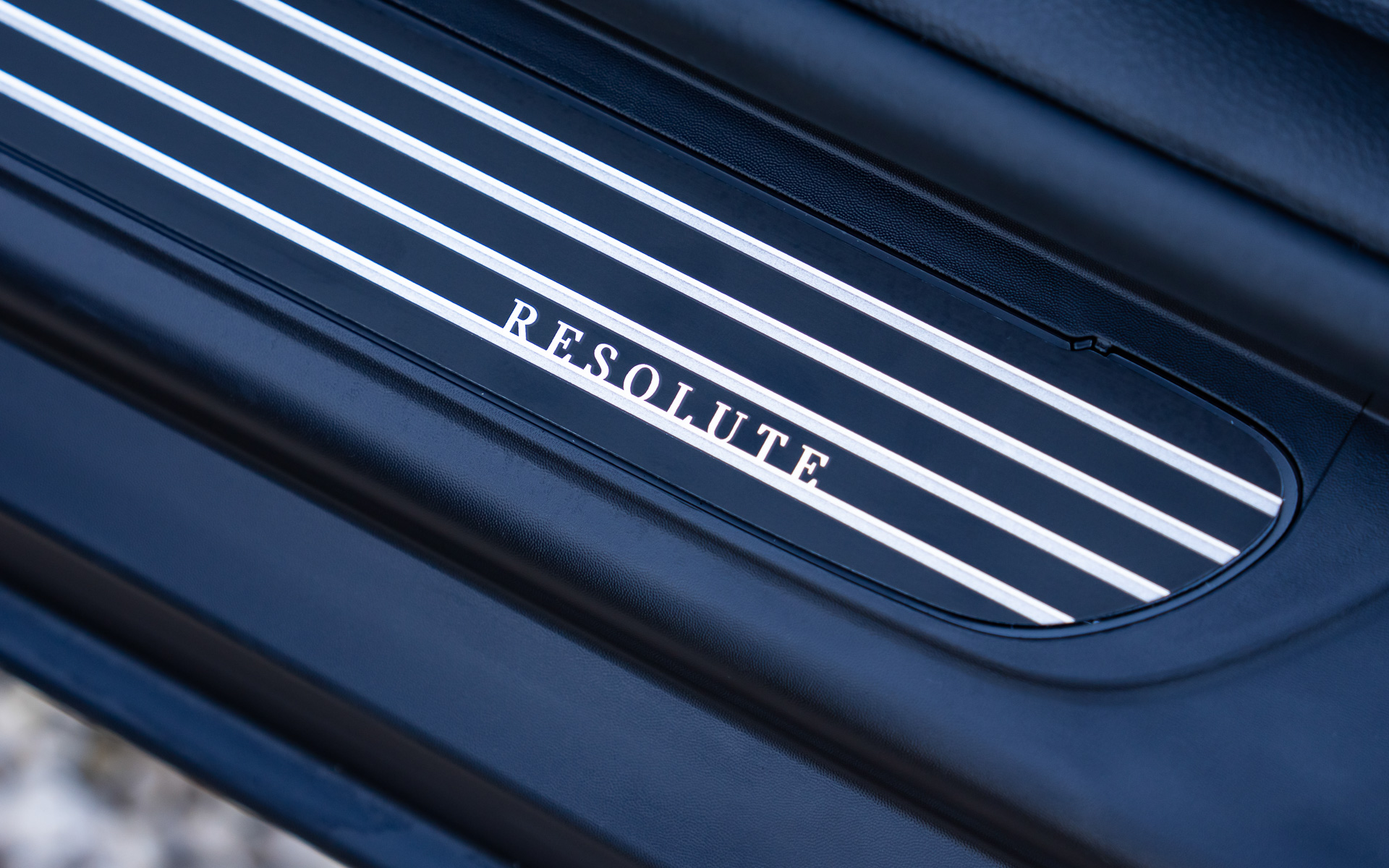 スカッフプレートにも「RESOLUTE」の文字が入る