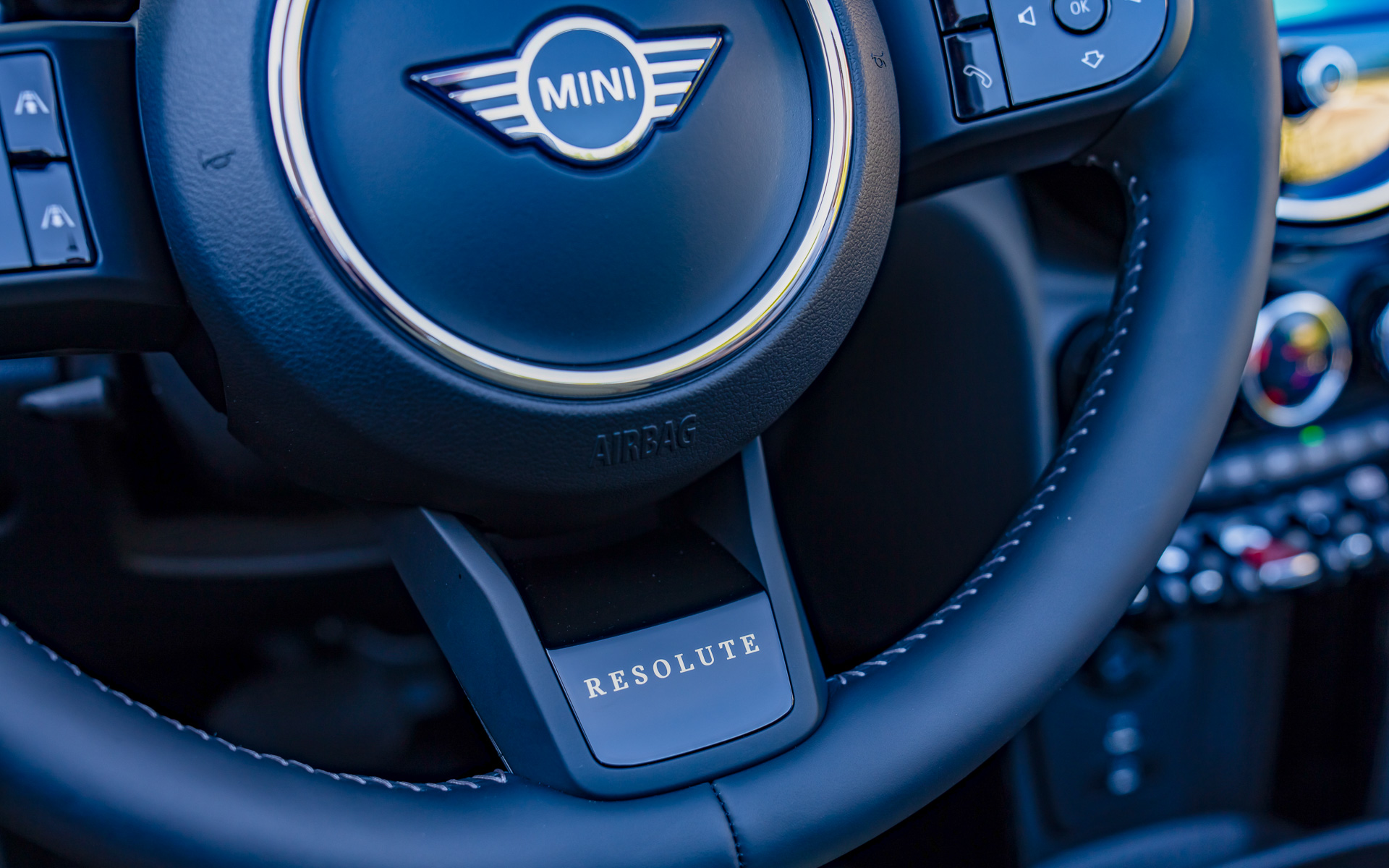 ステアリグ下部に入る「RESOLUTE」の文字