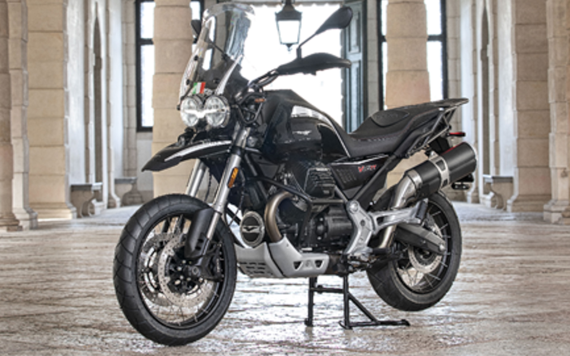 イタリア共和国大統領を護衛するコラッツィエリ連隊とのコラボ75年を記念した特別限定モデル「V85 TT グアルディア ドノーレ」