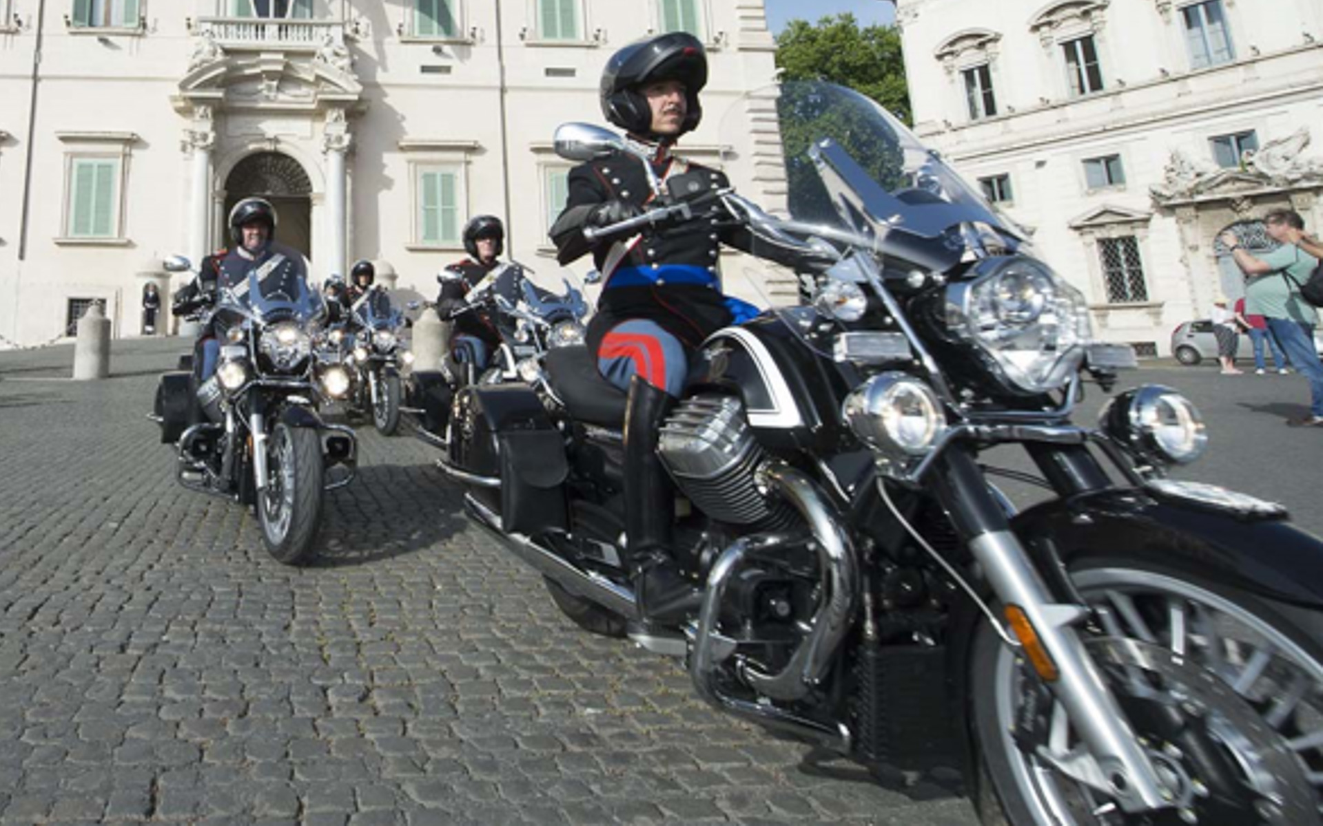 モト・グッツィとイタリア共和国大統領警護隊のコラッツィエリ連隊とのコラボは1946年から75年にわたり続いている