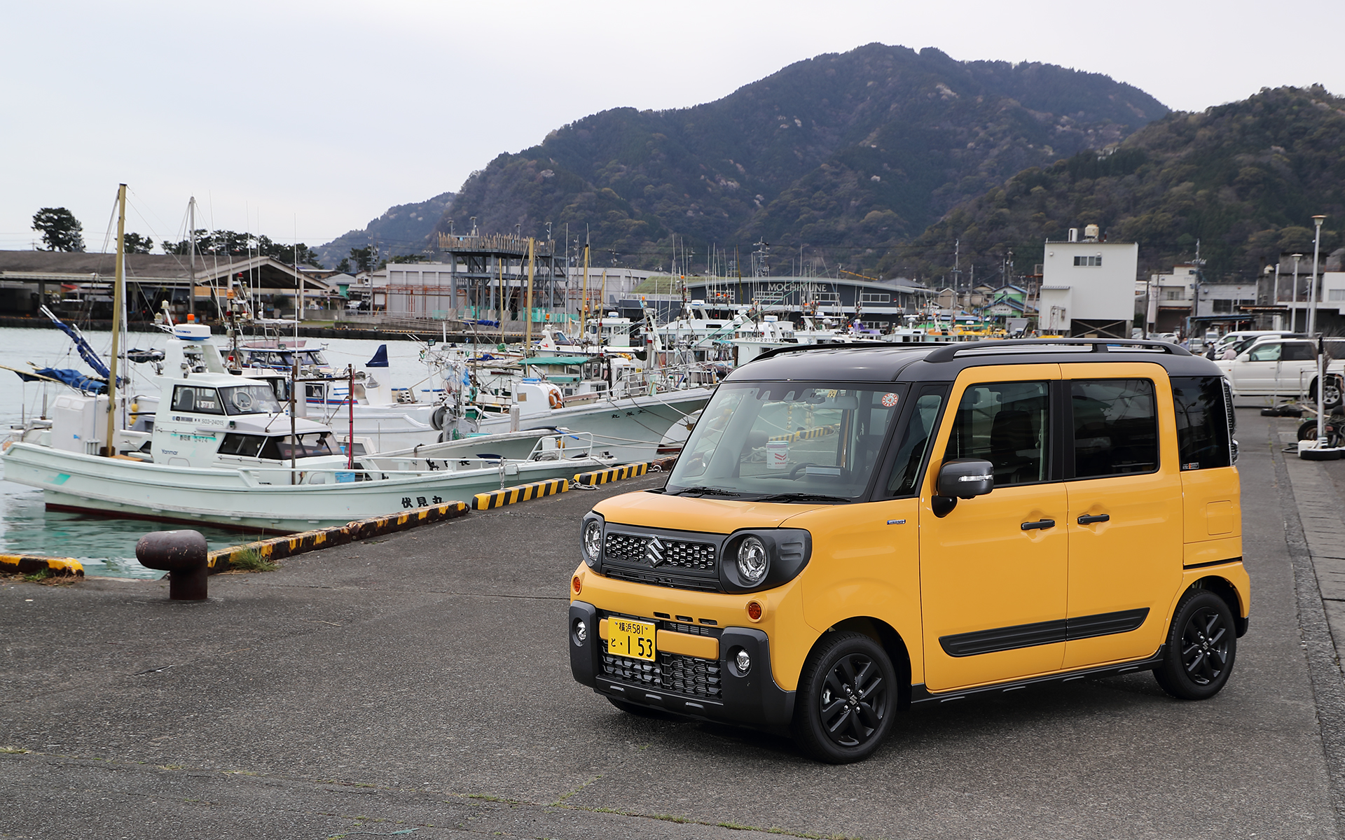 スペーシア ギア HYBRID XZターボ。価格は180万2900円。ボディサイズは3395×1475×1800mm（全長×全幅×全高）、ホイールベースは2460mm。広い車内の快適空間と、両側パワースライドドアの利便性、アクティブなデザインを融合させた軽ハイトワゴン