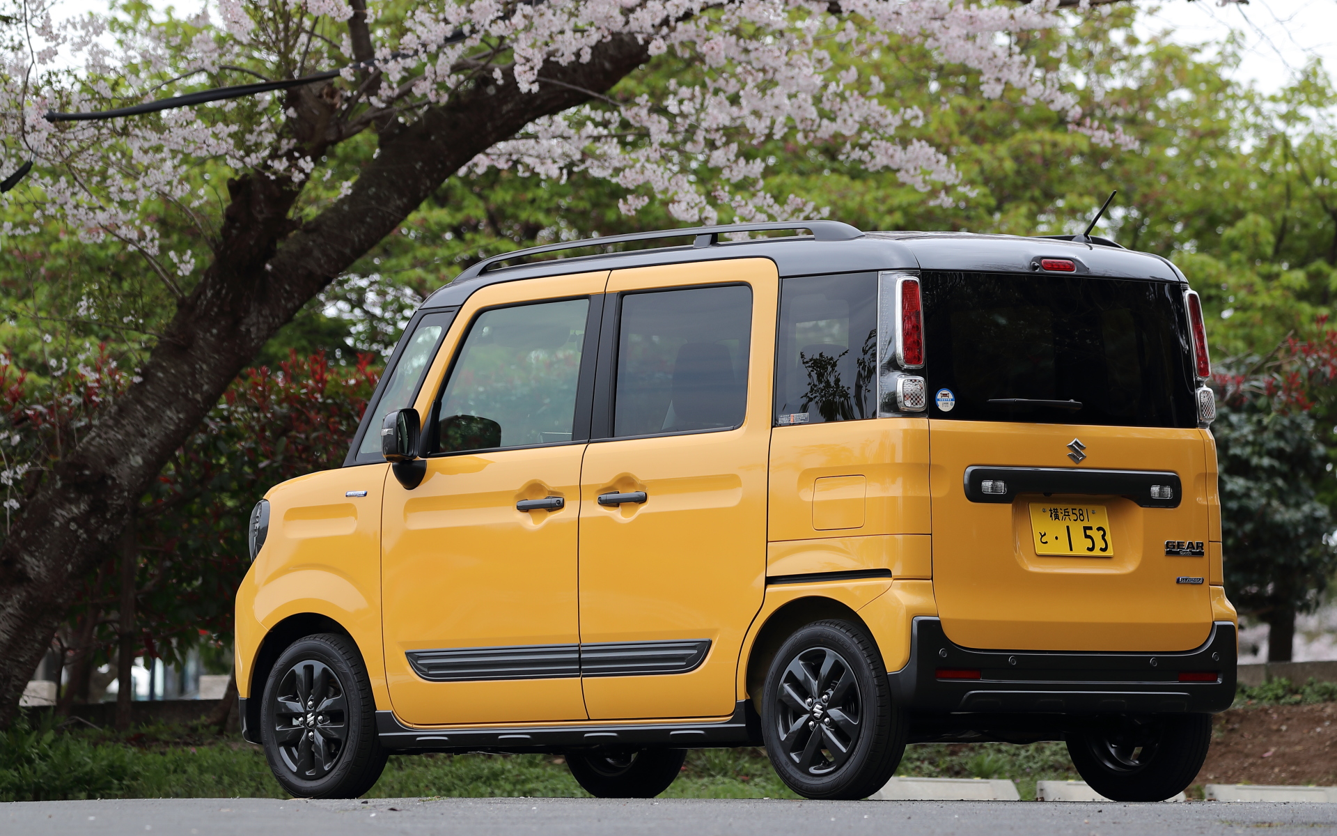 スペーシア ギア HYBRID XZターボ。価格は180万2900円。ボディサイズは3395×1475×1800mm（全長×全幅×全高）、ホイールベースは2460mm。広い車内の快適空間と、両側パワースライドドアの利便性、アクティブなデザインを融合させた軽ハイトワゴン