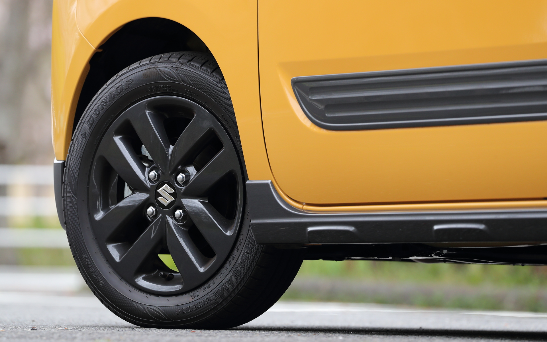 ガンメタリックカラーの14インチアルミホイール。組み合わせるタイヤはダンロップの低燃費タイヤ「エナセーブEC300＋」