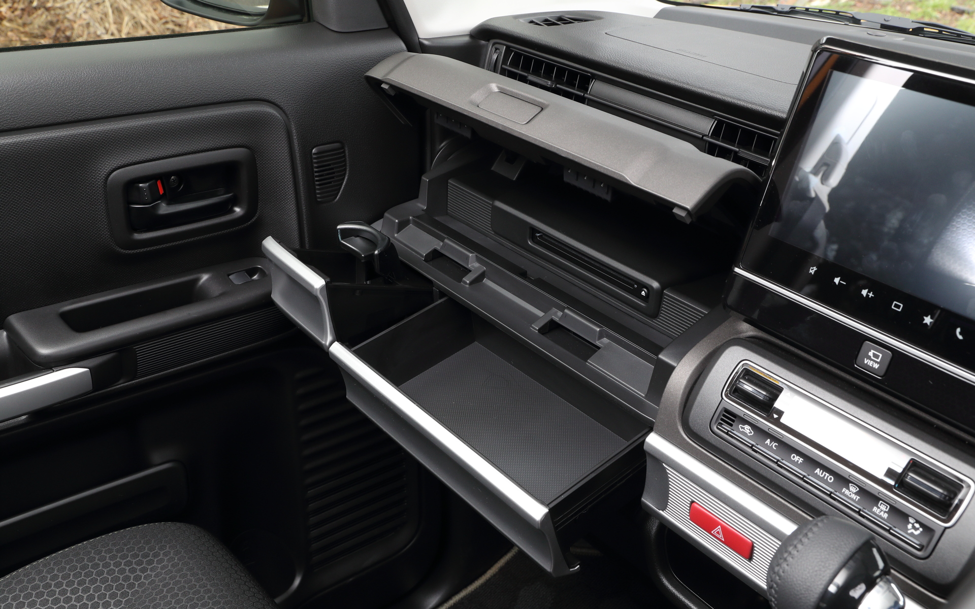 助手席にはティッシュボックスも入れられる収納を設置