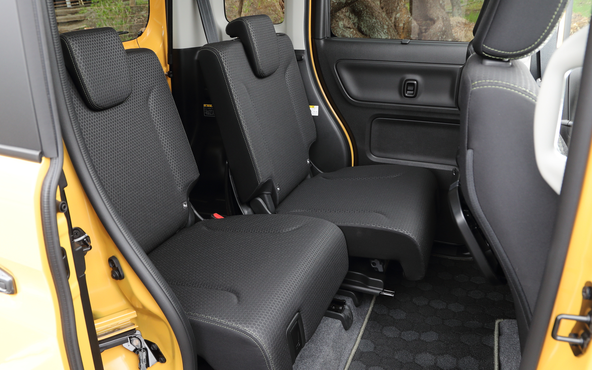 水に濡れてもサッと拭き取れる撥水仕様のシート表皮を全席で採用