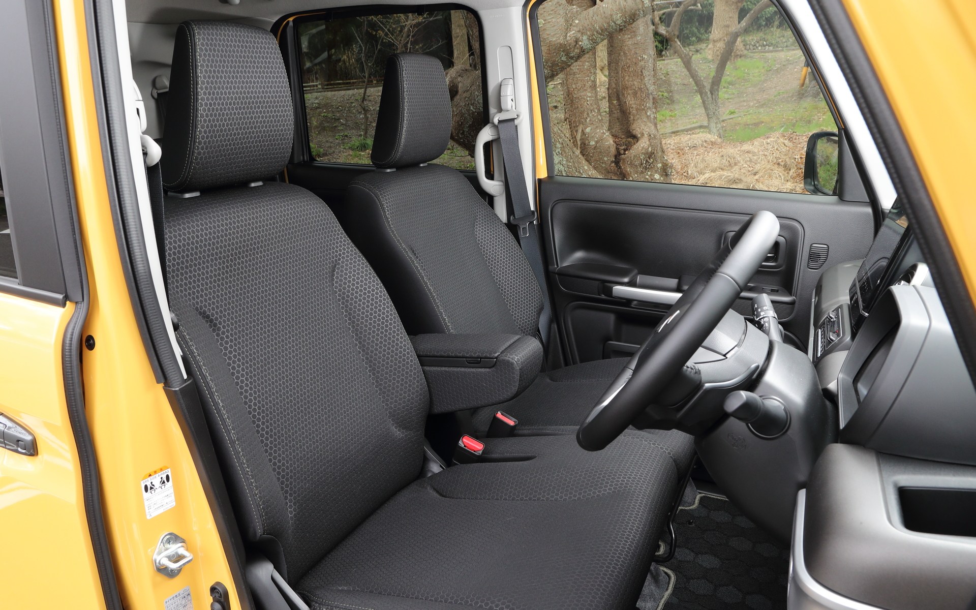 水に濡れてもサッと拭き取れる撥水仕様のシート表皮を全席で採用