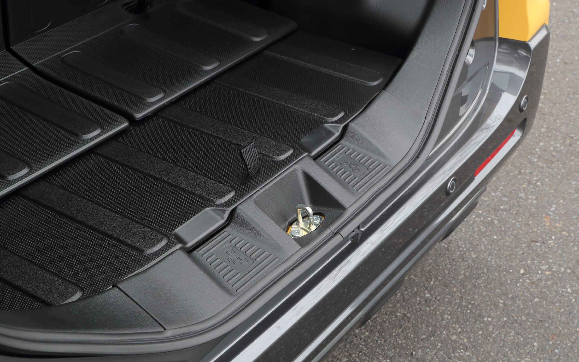 リアシートを倒すとほぼフラットなスペースが出現。自転車の積み降ろしをサポートするガイドも設置され、27インチの自転車も載せることができる