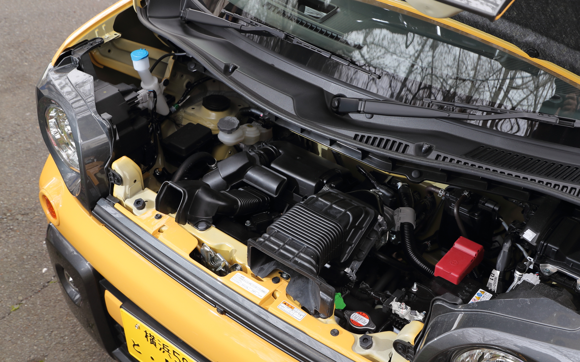 ISG（モーター機能付発電機）と大容量リチウムイオンバッテリを搭載するマイルドハイブリッドを採用。直列3気筒DOHC 0.66リッターターボエンジンの最高出力は47kW（64PS）/6000rpm、最大トルクは98Nm（10.0kgfm）/3000rpm。WLTCモード燃費は19.8km/L