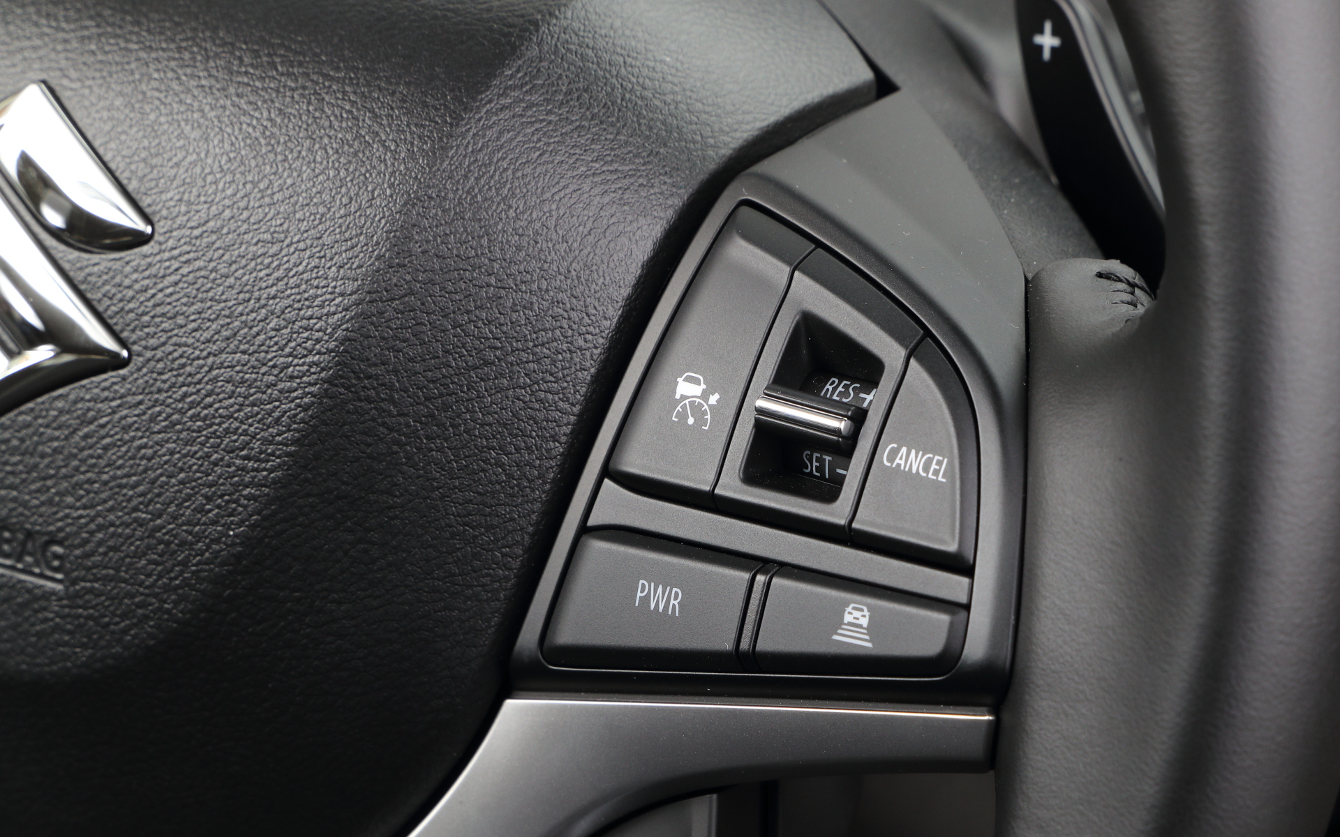 ステアリング右スポークにACC関連のスイッチを配置。ACCは110km/hまでの設定