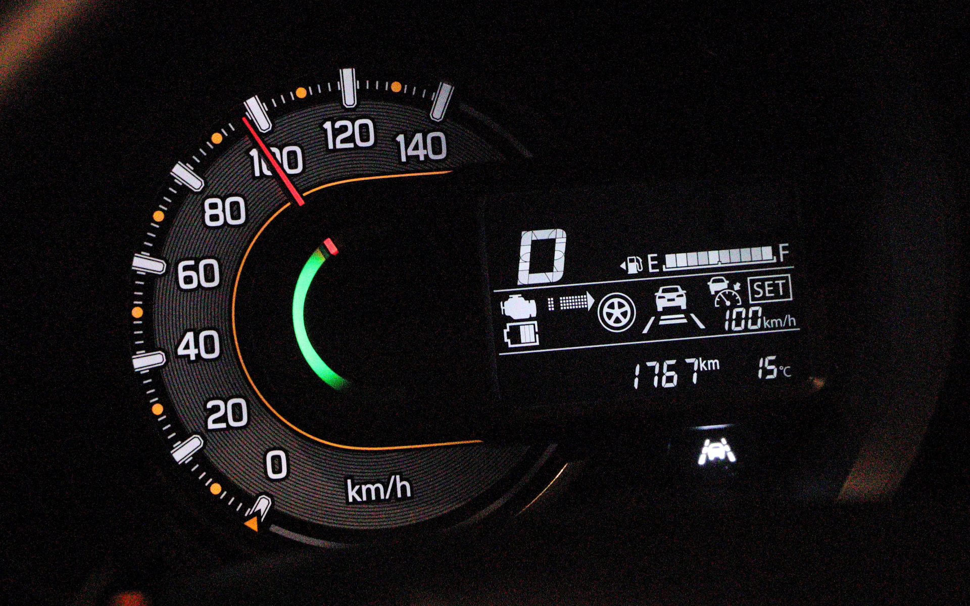 ステアリング右スポークにACC関連のスイッチを配置。ACCは110km/hまでの設定