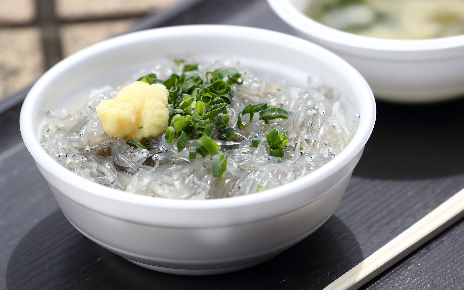 キラキラと輝く生しらすがたっぷりの生しらす丼のほか、メニューには釜揚げしらす丼、漬けマグロ丼なども。すべてみそ汁付き。価格は時価とのことで、この日は700円