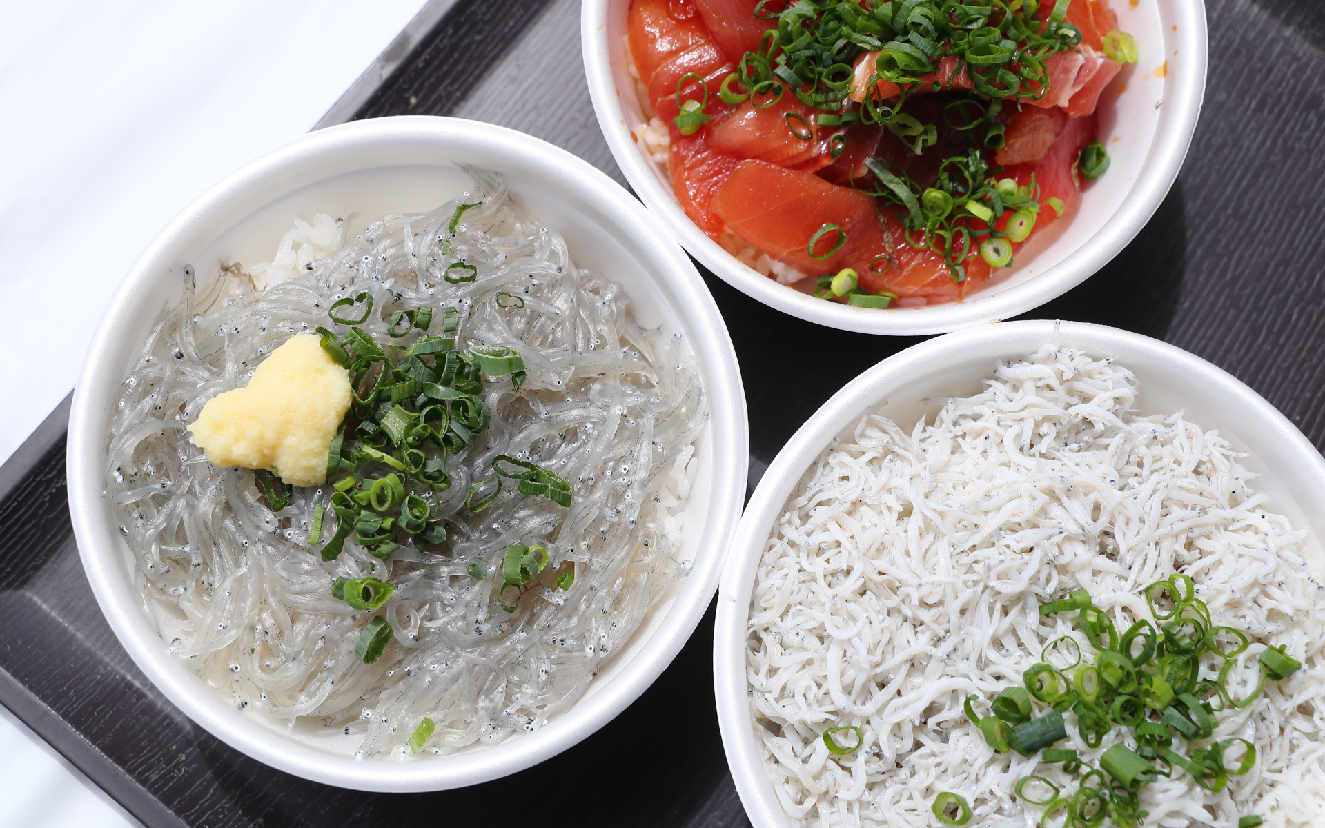 キラキラと輝く生しらすがたっぷりの生しらす丼のほか、メニューには釜揚げしらす丼、漬けマグロ丼なども。すべてみそ汁付き。価格は時価とのことで、この日は700円