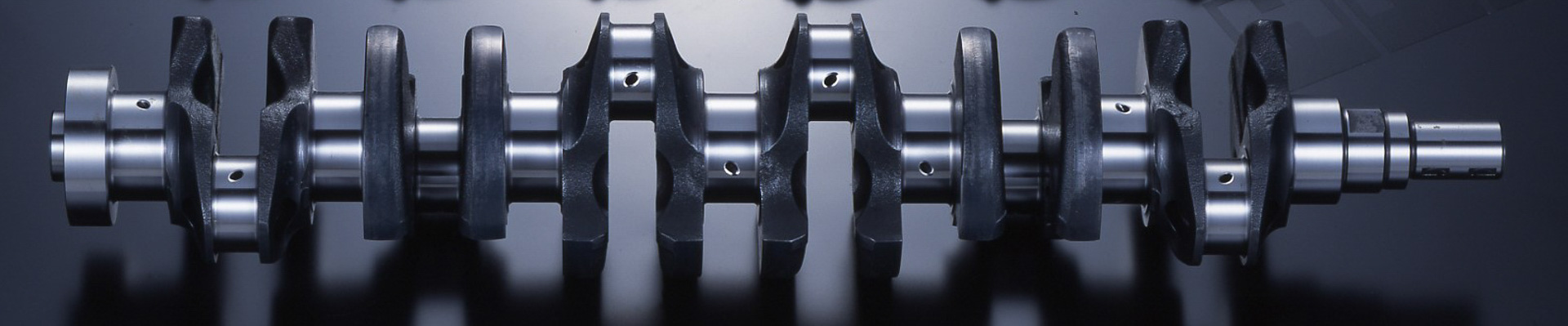 クランクシャフトは専用鍛造材質に熱処理を施すことで強度アップが図られている