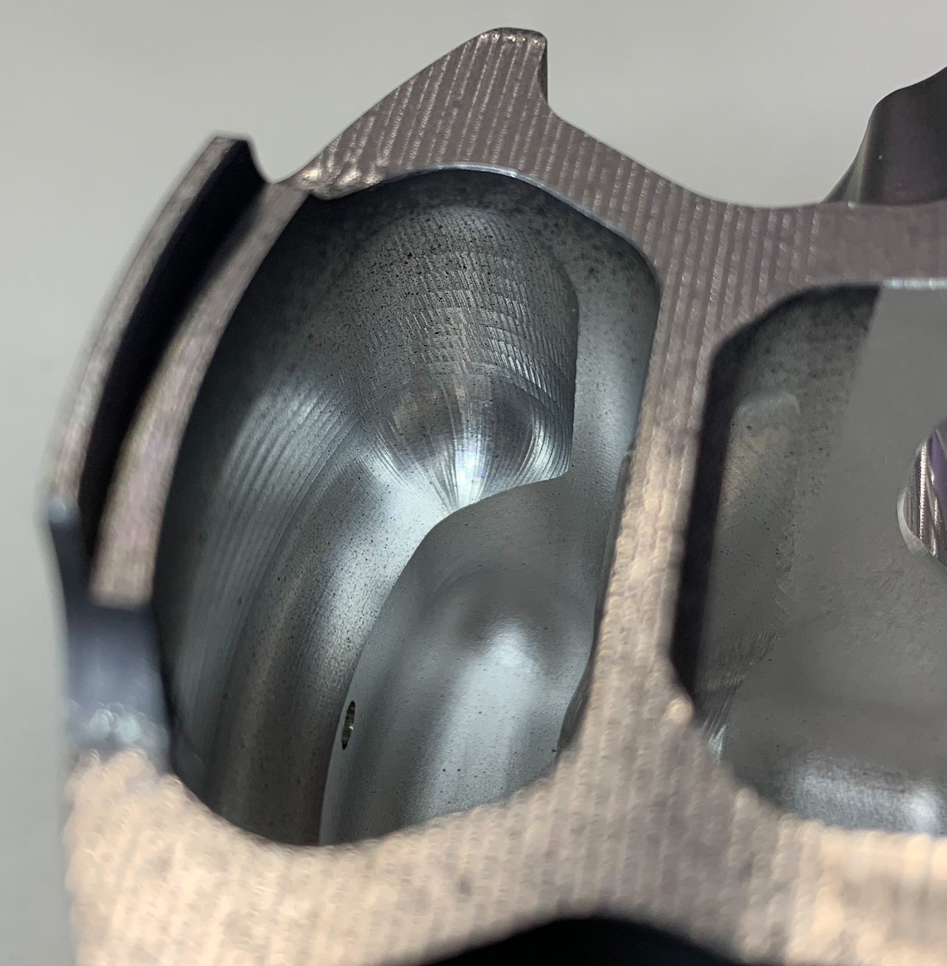 スカート部の肉抜き加工で軽量化と剛性の最適化