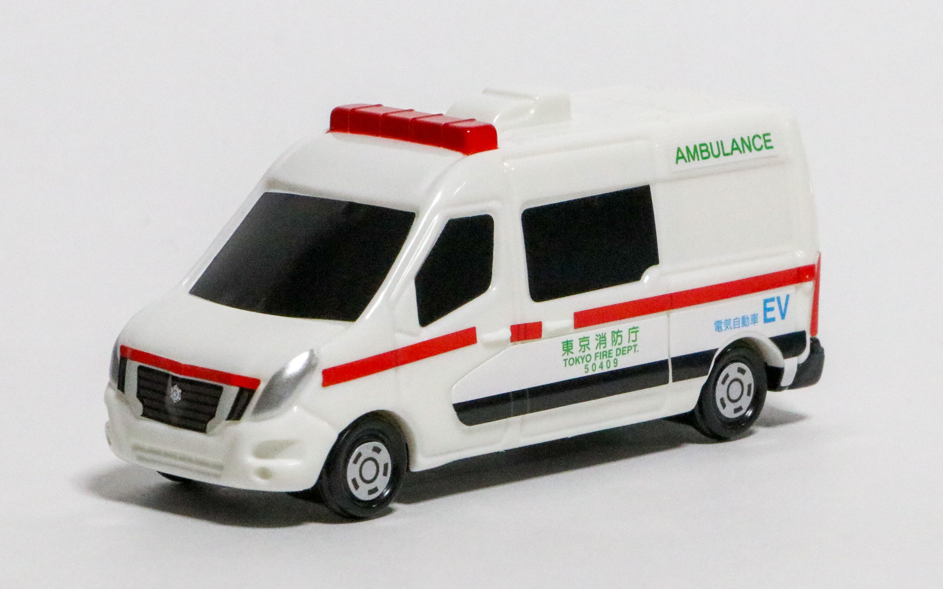 日産 NV400 EV救急車。今回もっともシールが多かった