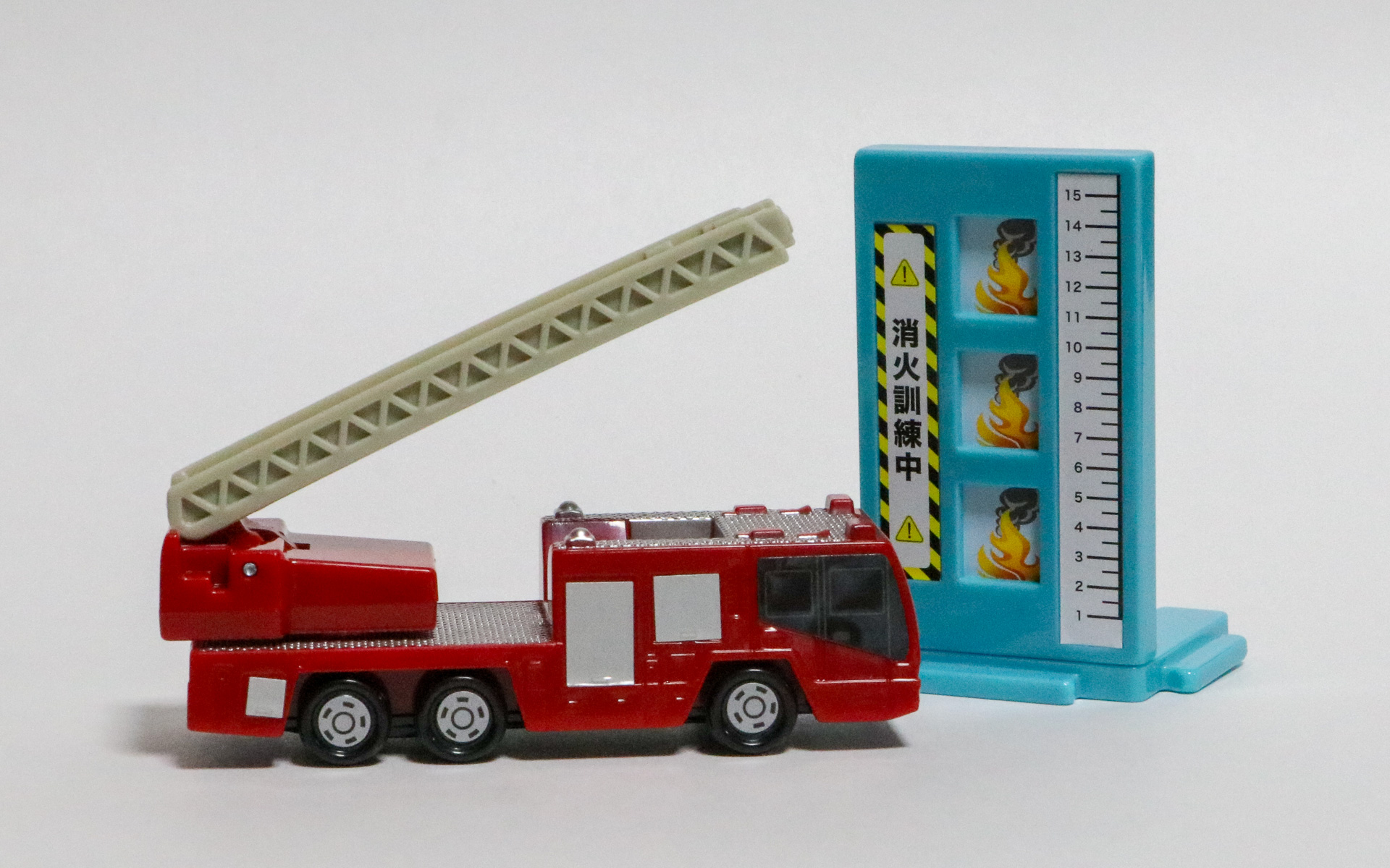 消火訓練施設＆日野はしご付消防車（モリタ・スーパージャイロラダー）