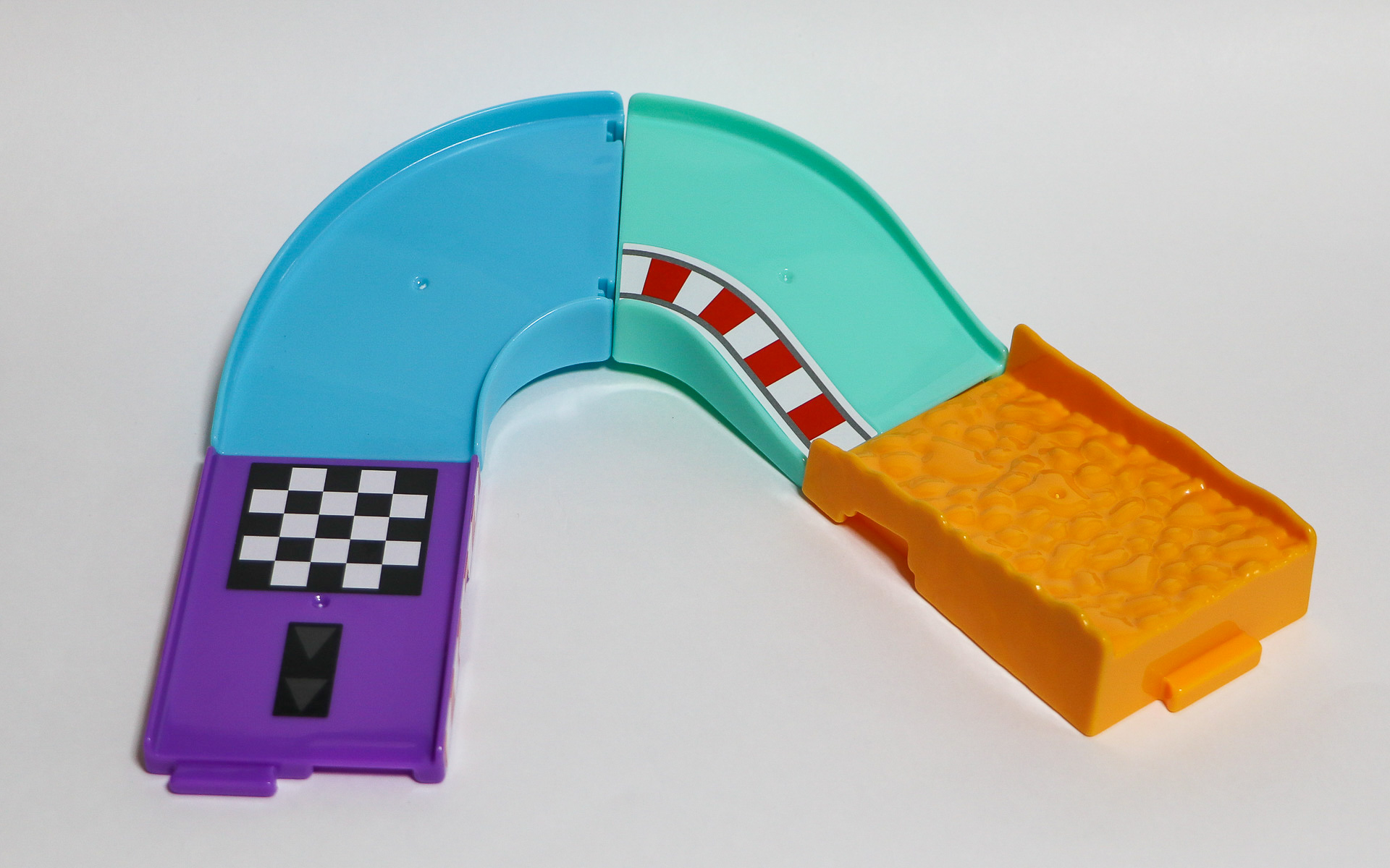 施設や道路パーツには凸凹があり、ひっかけるだけで簡単に接続できるようになっている