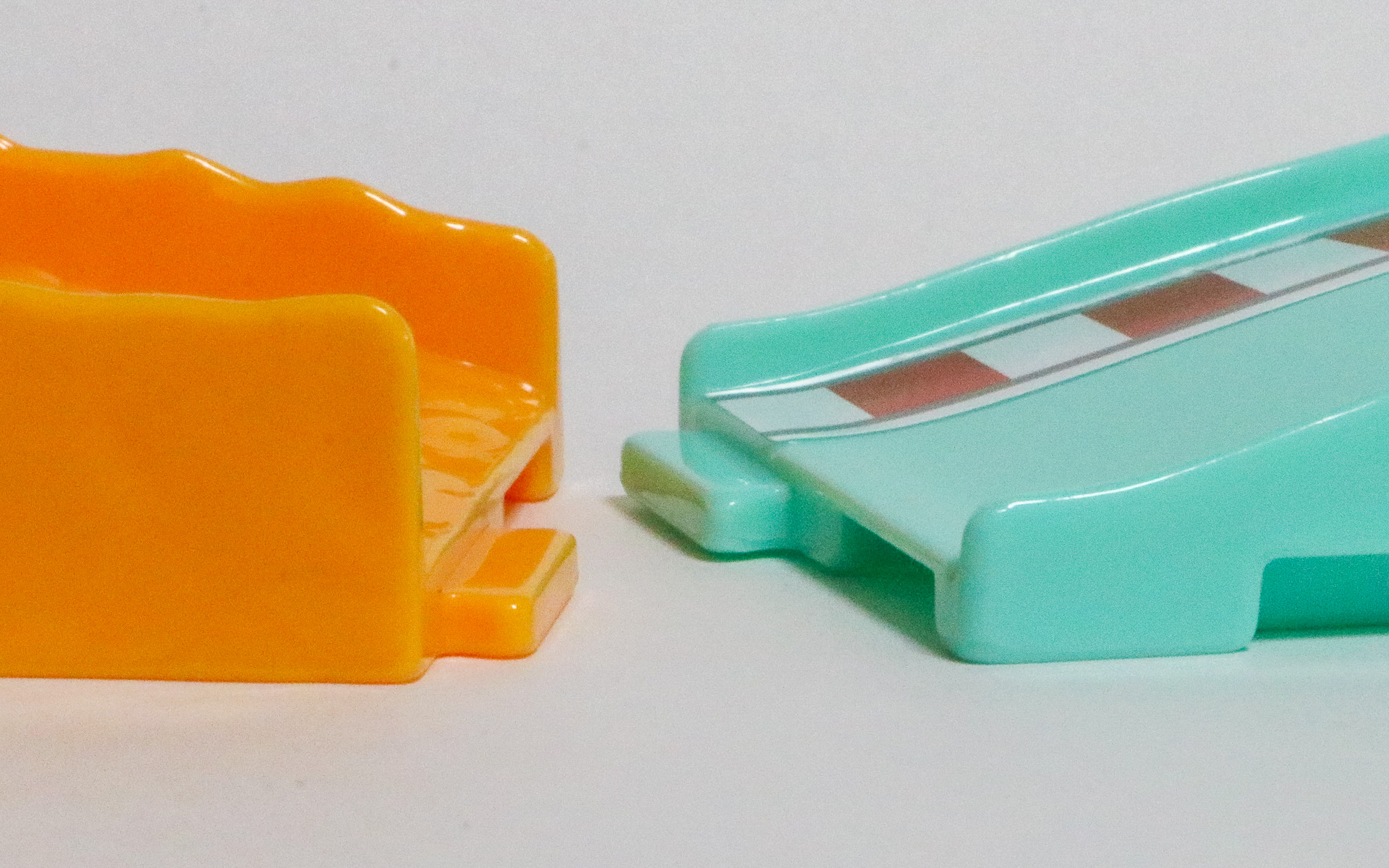 施設や道路パーツには凸凹があり、ひっかけるだけで簡単に接続できるようになっている