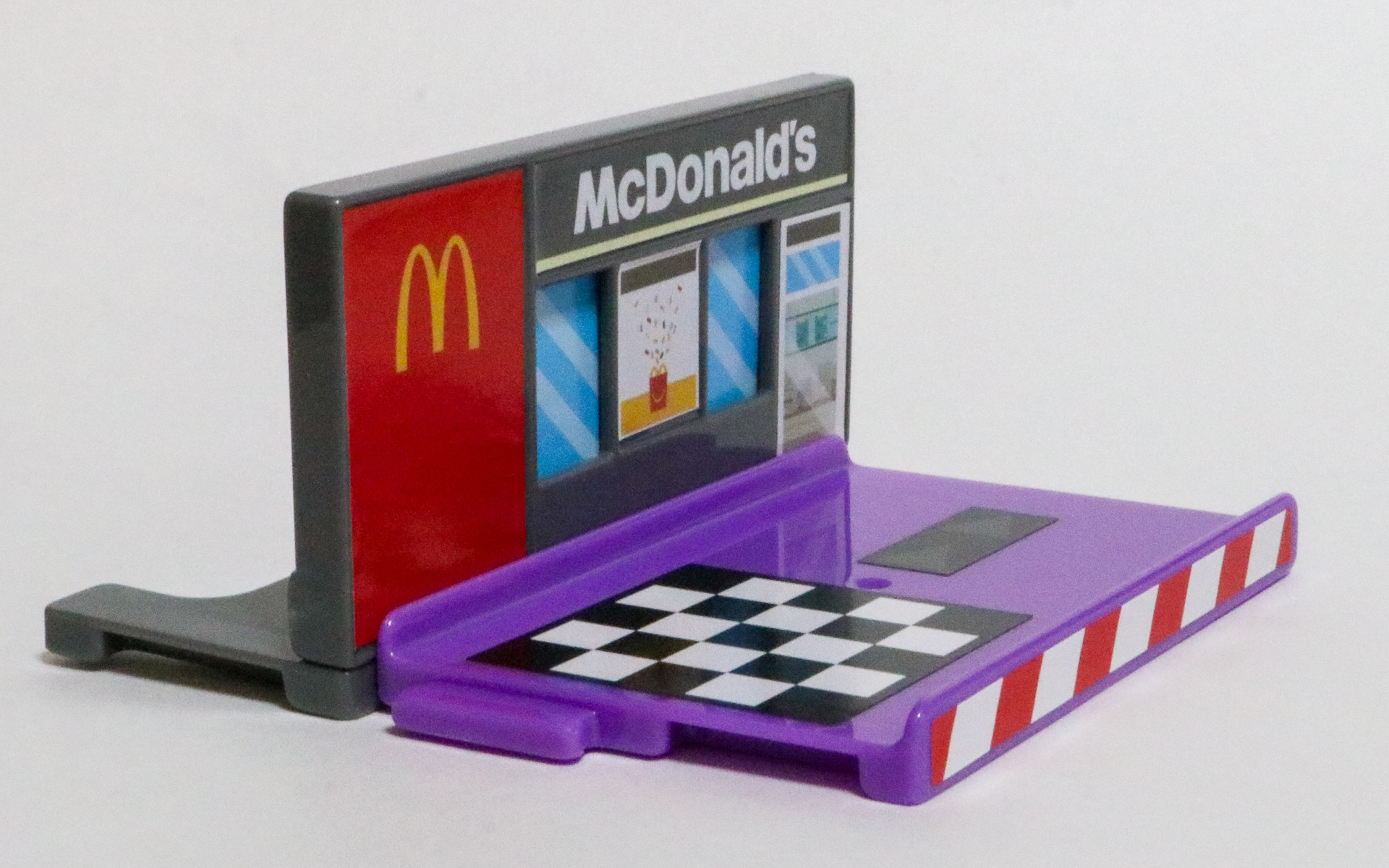 施設や道路パーツには凸凹があり、ひっかけるだけで簡単に接続できるようになっている