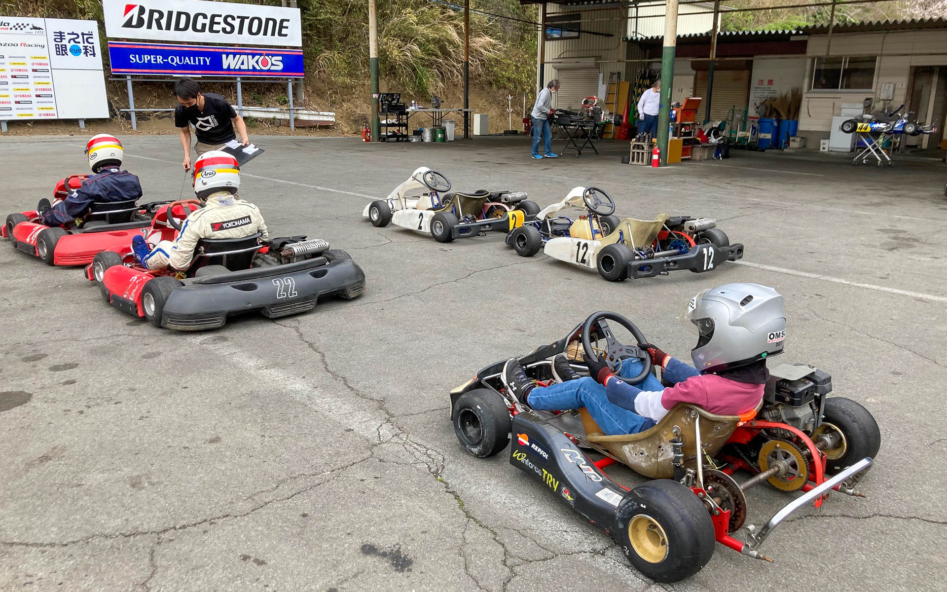 親子3代、カートでコースイン。孫たちはどんな思いでスタートを待ってたんだろう
