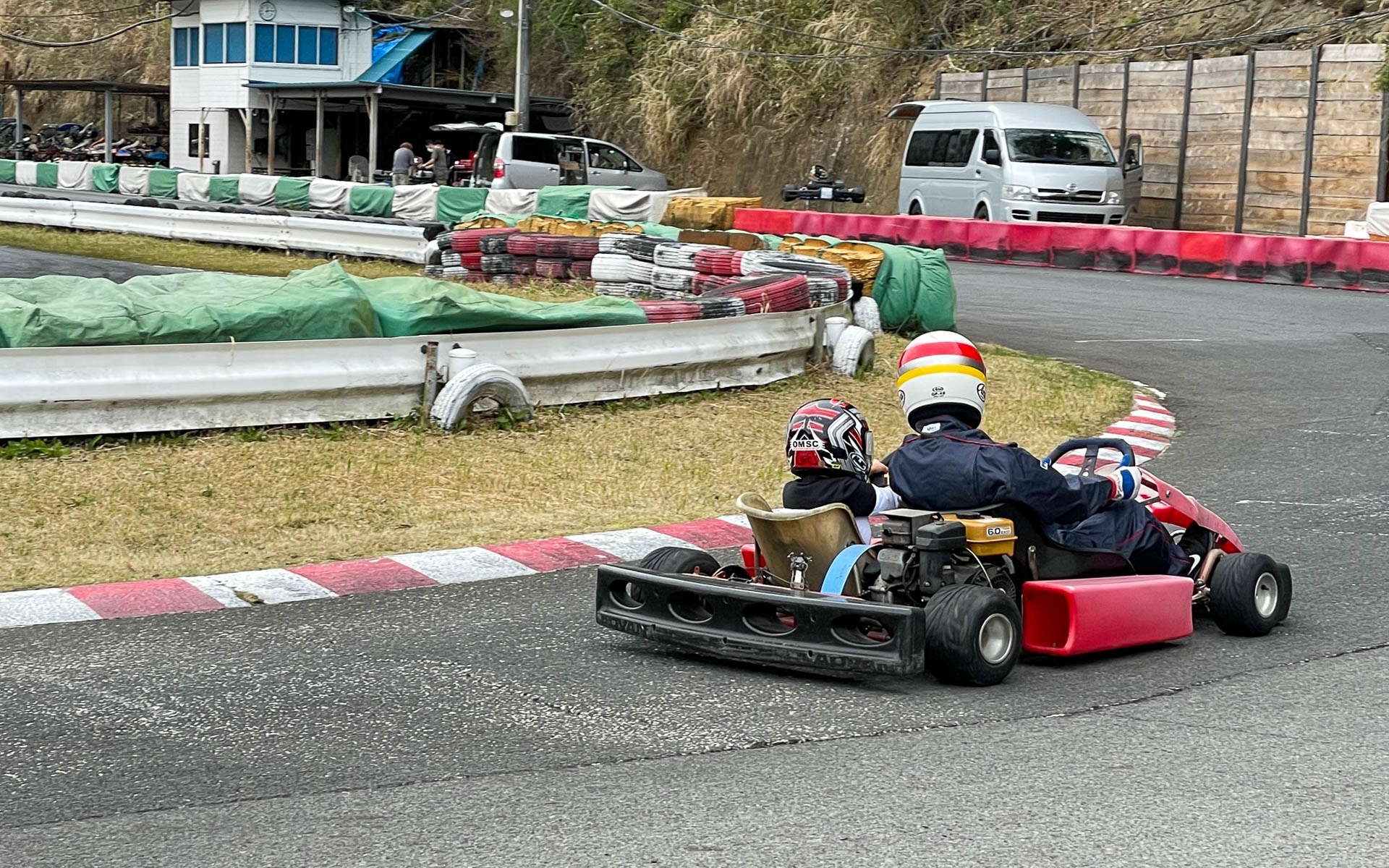 お父さん、つまり長男の運転する2人乗りカート。こちらは弟を乗せて話しかけながら走っています。弟君、ハンドルをしっかり握って手が真っ赤でした