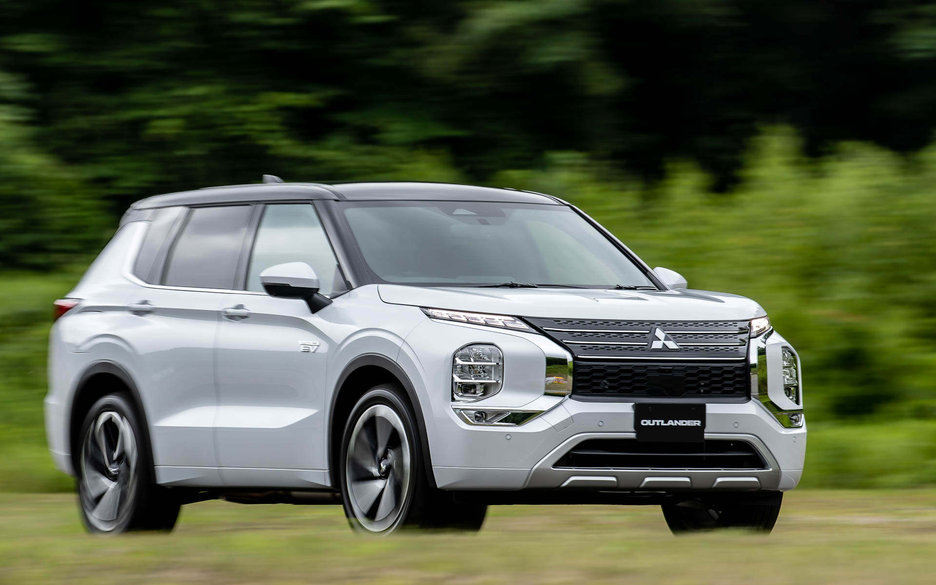 新型「アウトランダー」（PHEVモデル）