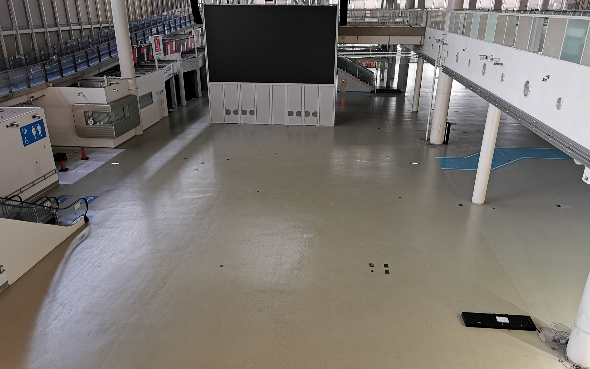 同じ大型モニターが見える場所とは思えない静かさです