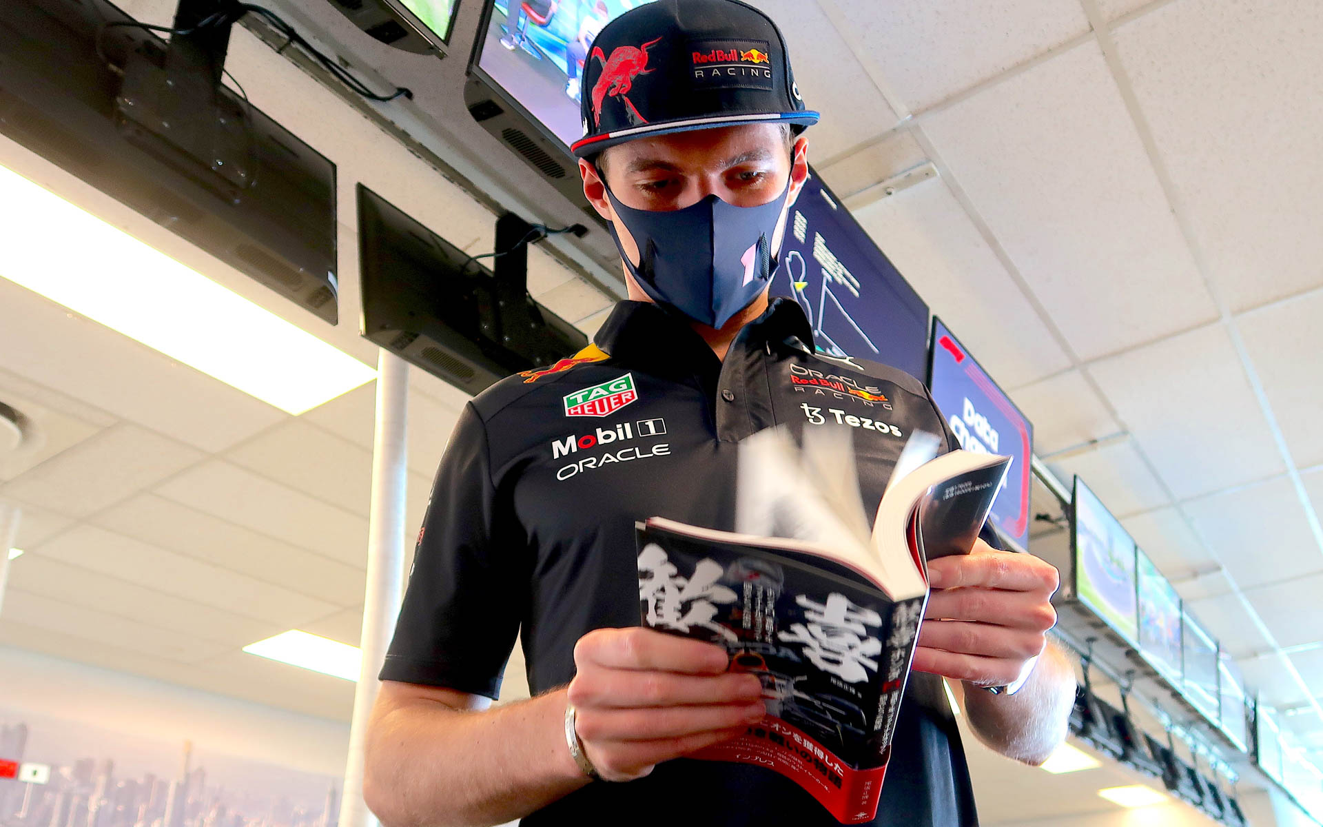 フェルスタッペン選手は、さっそく翻訳ソフトを使って、オランダ語で読み始めているそうです