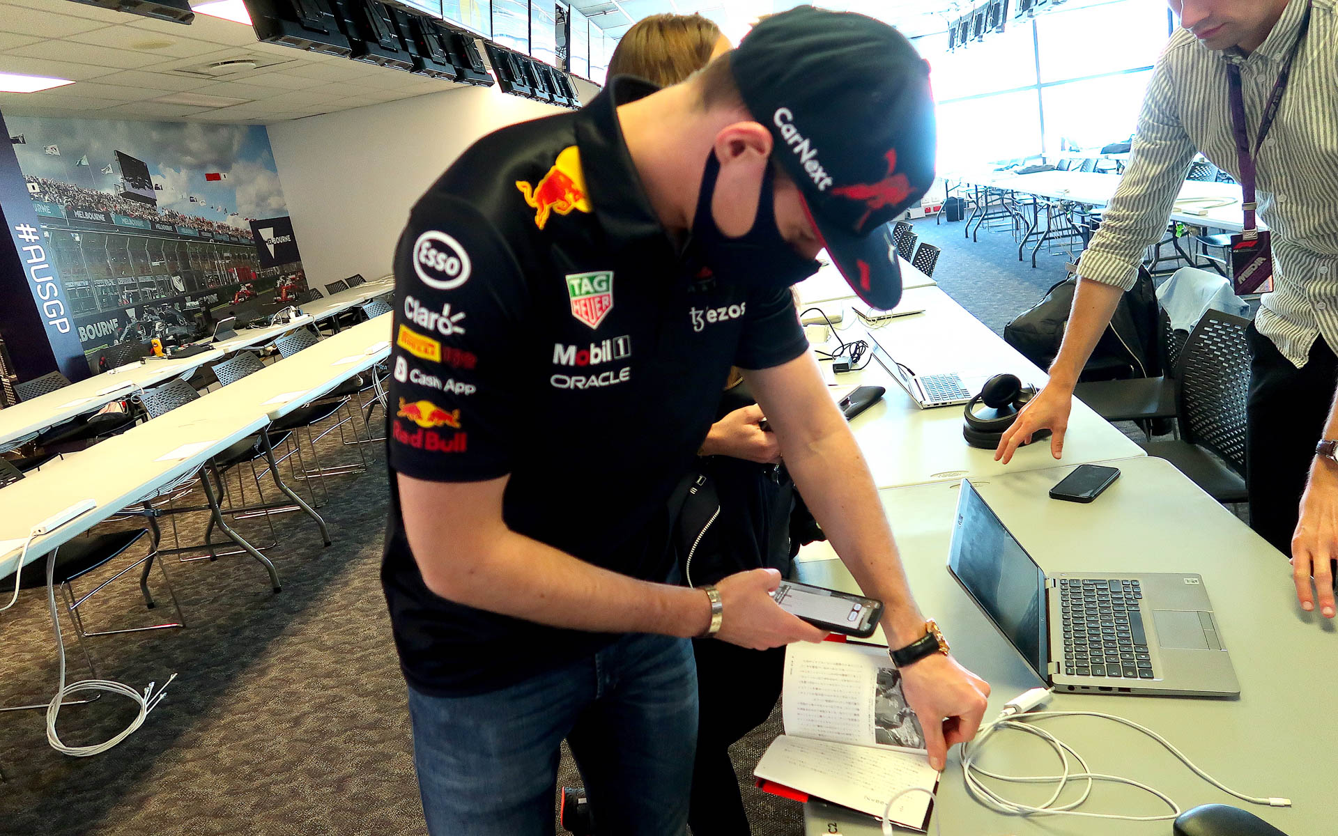 フェルスタッペン選手は、さっそく翻訳ソフトを使って、オランダ語で読み始めているそうです