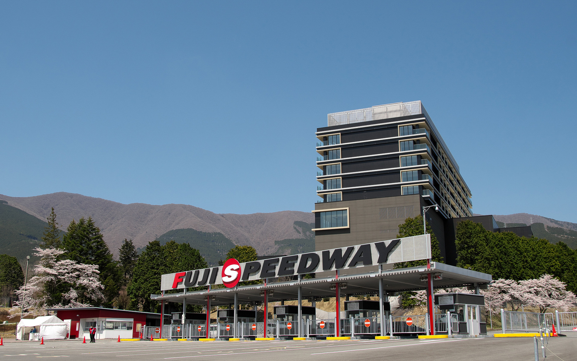 現在の富士スピードウェイ西ゲート。桜と富士スピードウェイホテルの組み合わせが美しい