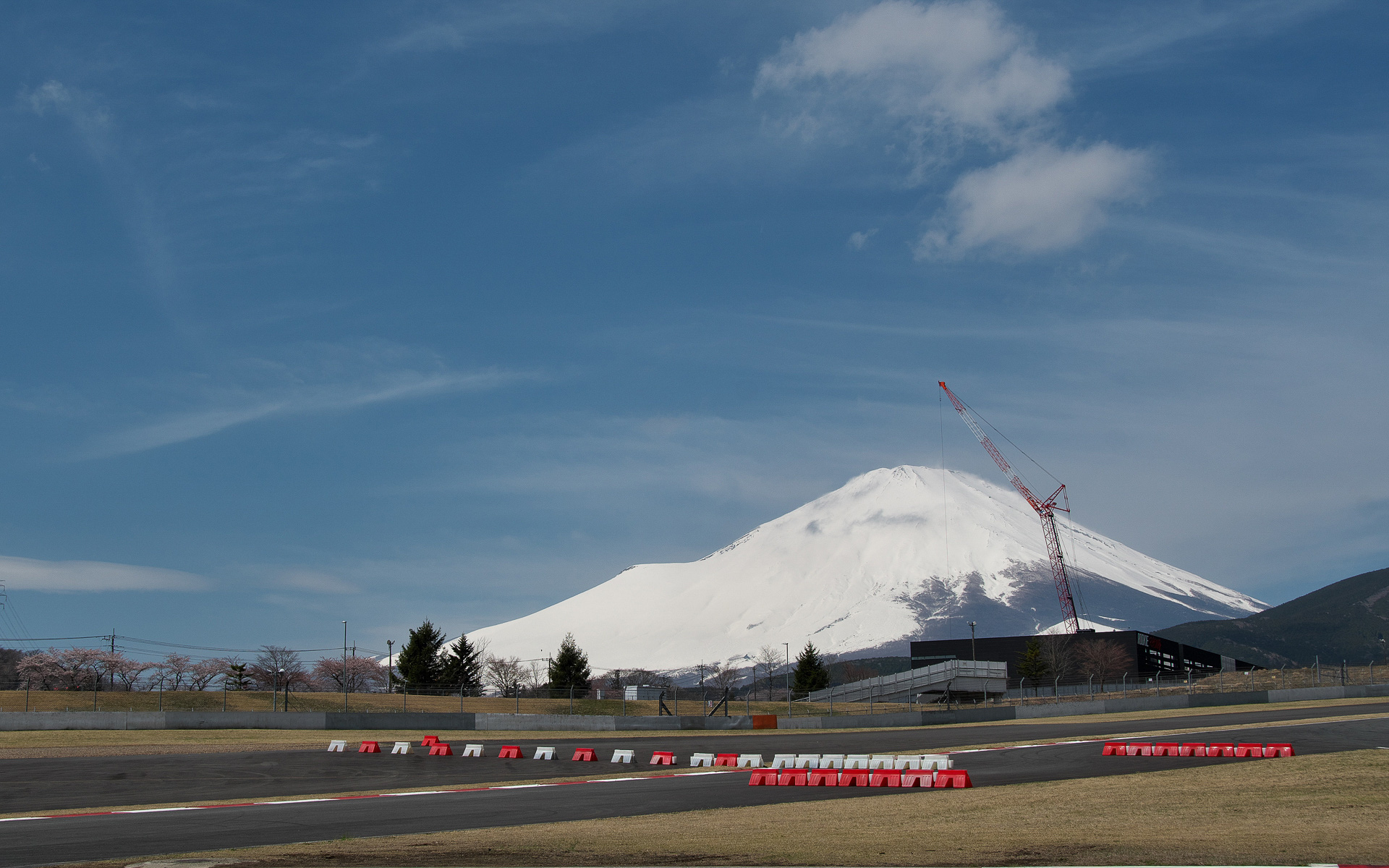 同じく富士のコース内側からルーキーレーシングのガレージ1期棟を撮影。ダンロップブリッジからの攻防を見られることが分かる。もちろん富士も楽しめる