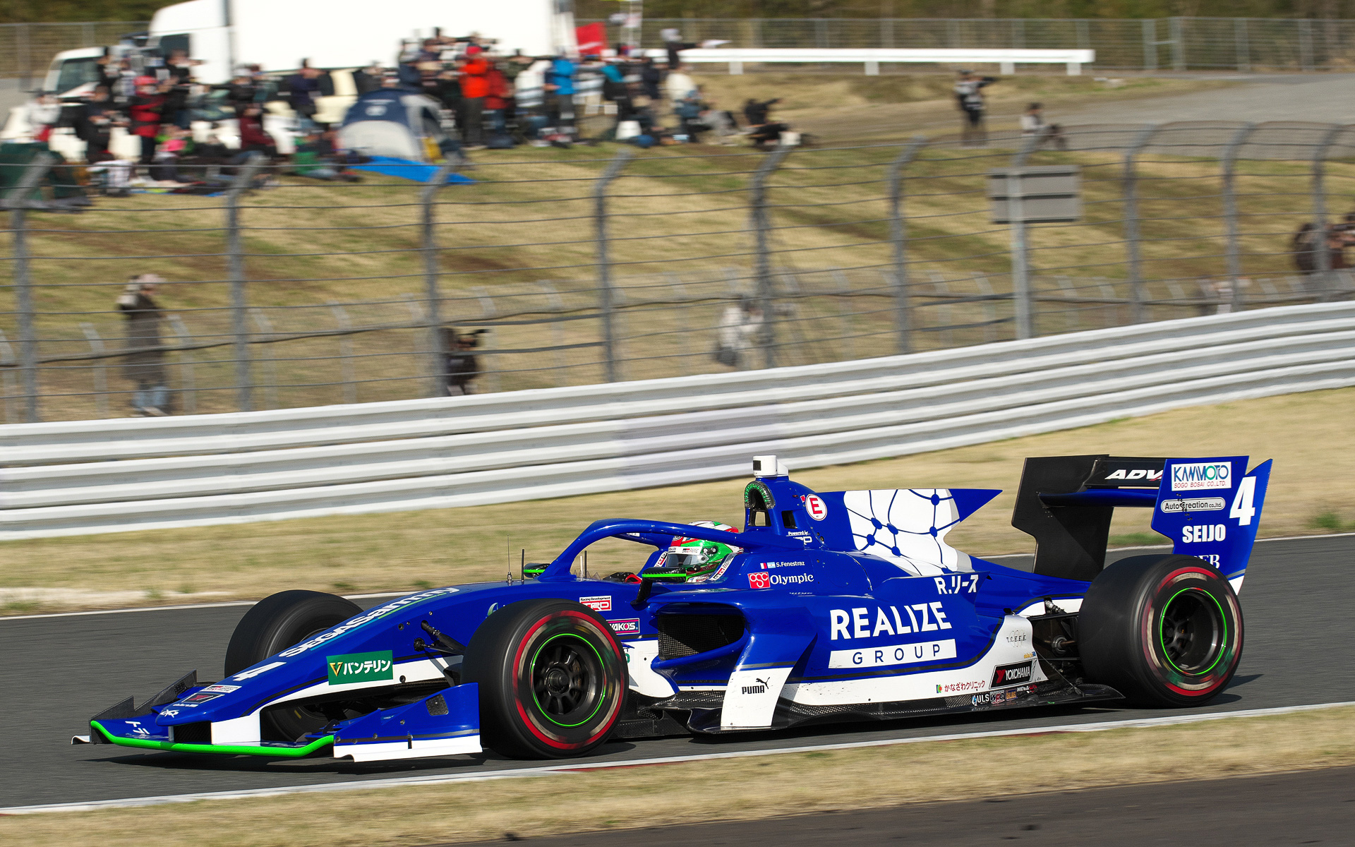 序盤はサッシャ･フェネストラズ選手（4号車 REALIZE Corporation KONDO SF19）とマッチレース