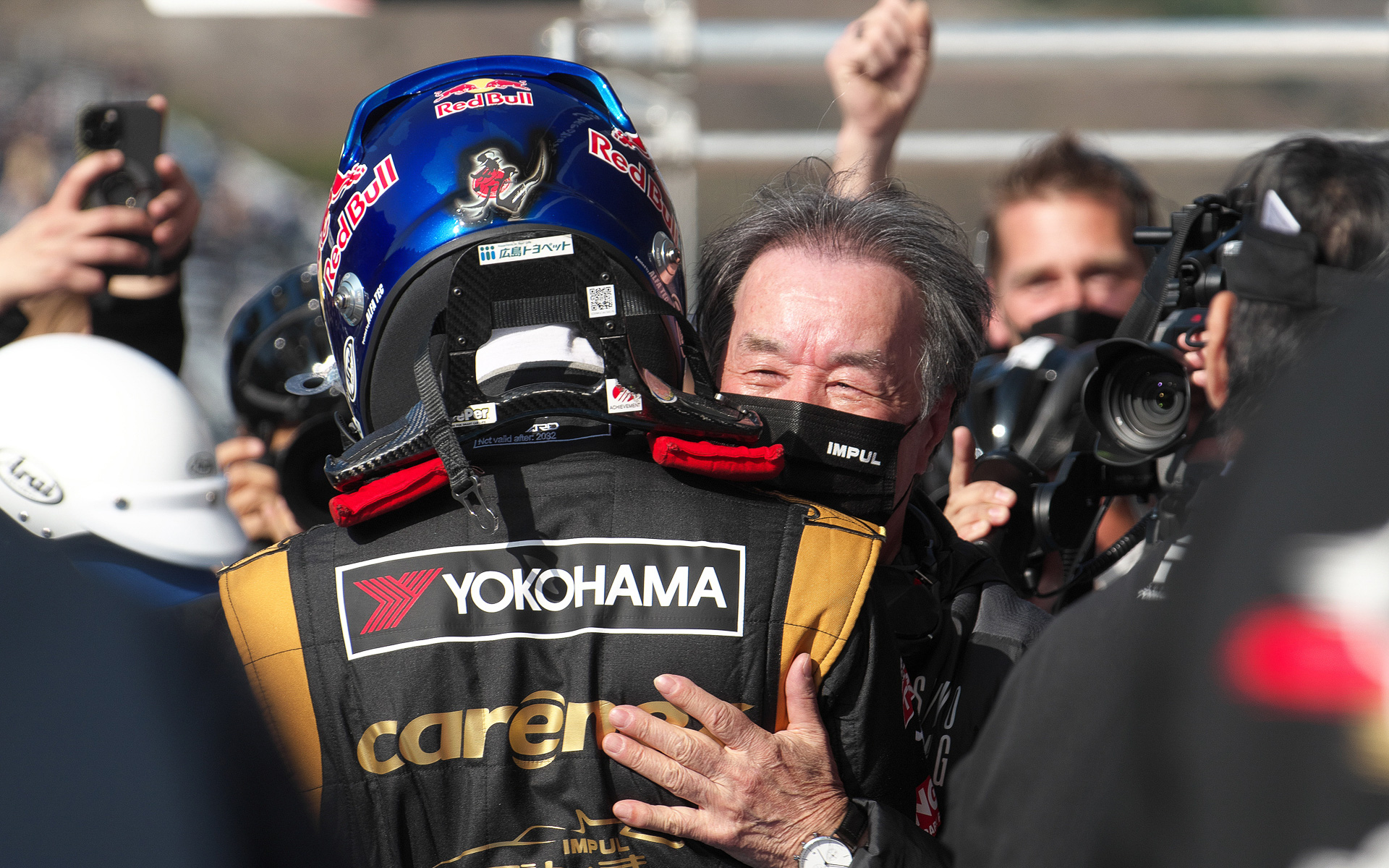 星野一義監督と優勝を喜び合う平川選手