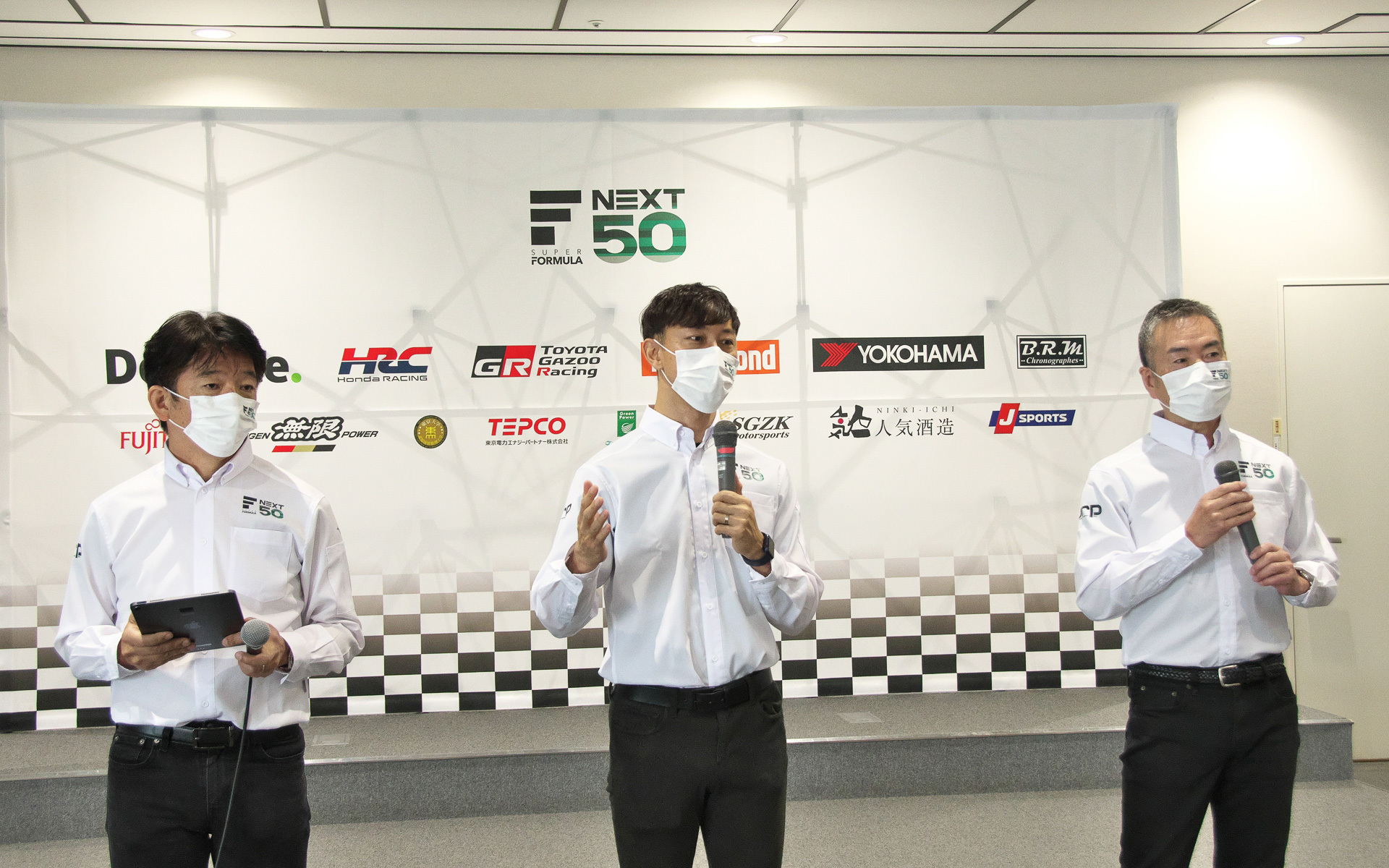4月6日～7日に行なわれた新型車両開発のテストに関して説明する株式会社日本レースプロモーション 代表取締役社長 上野禎久氏、石浦宏明選手、株式会社日本レースプロモーション テクニカルアドバイザー 永井洋治氏（写真左から）