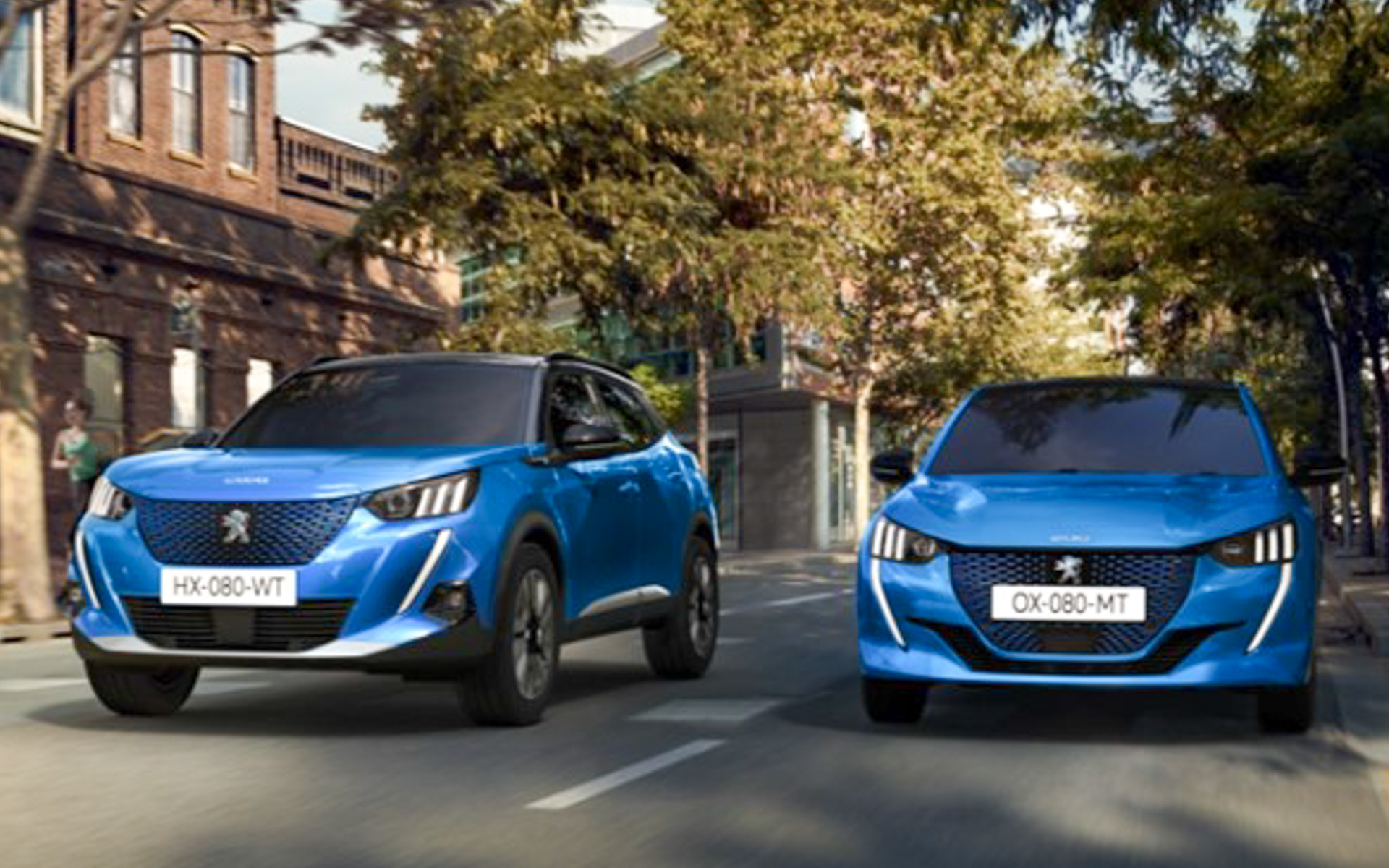 プジョーのバッテリEV（電気自動車）の「e-2008」（左）「e-208」（右）